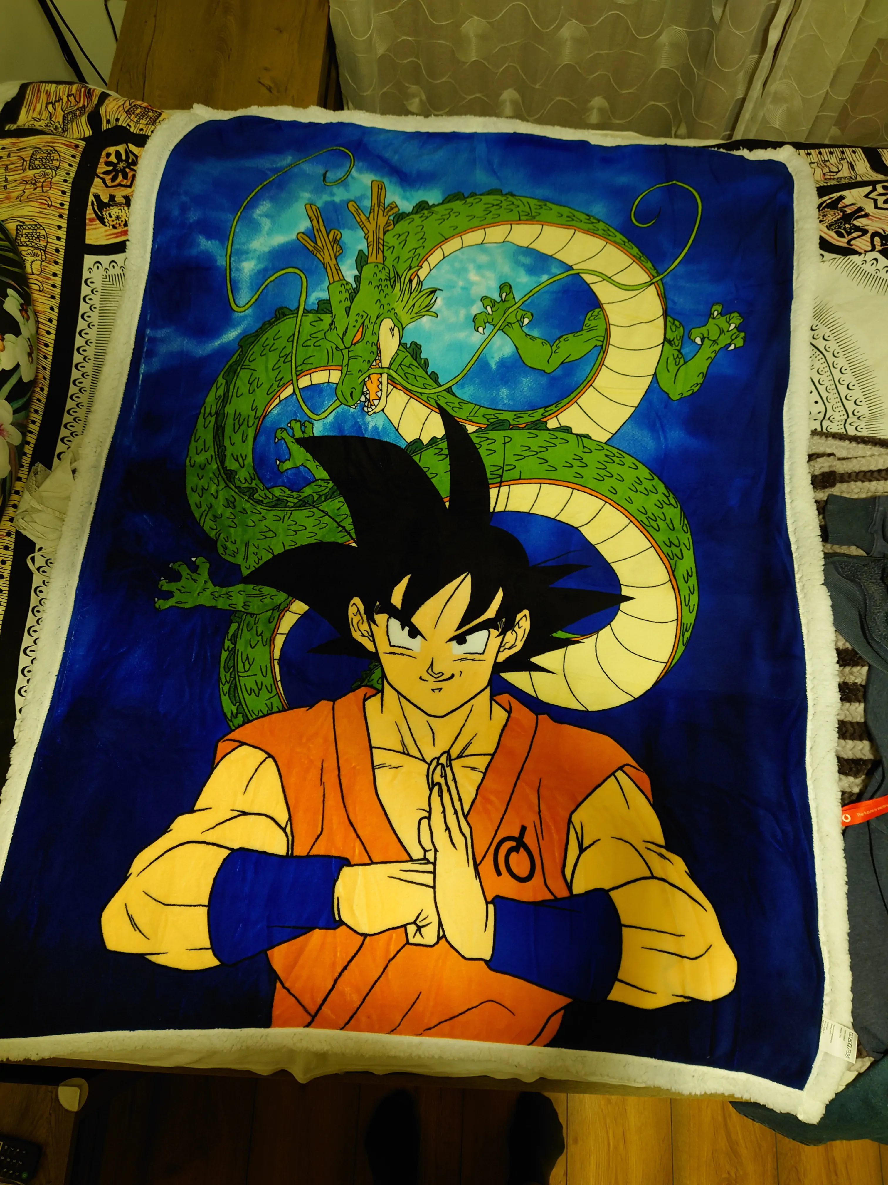 Dragon Ball Z coral sherpa deka produktová fotografia