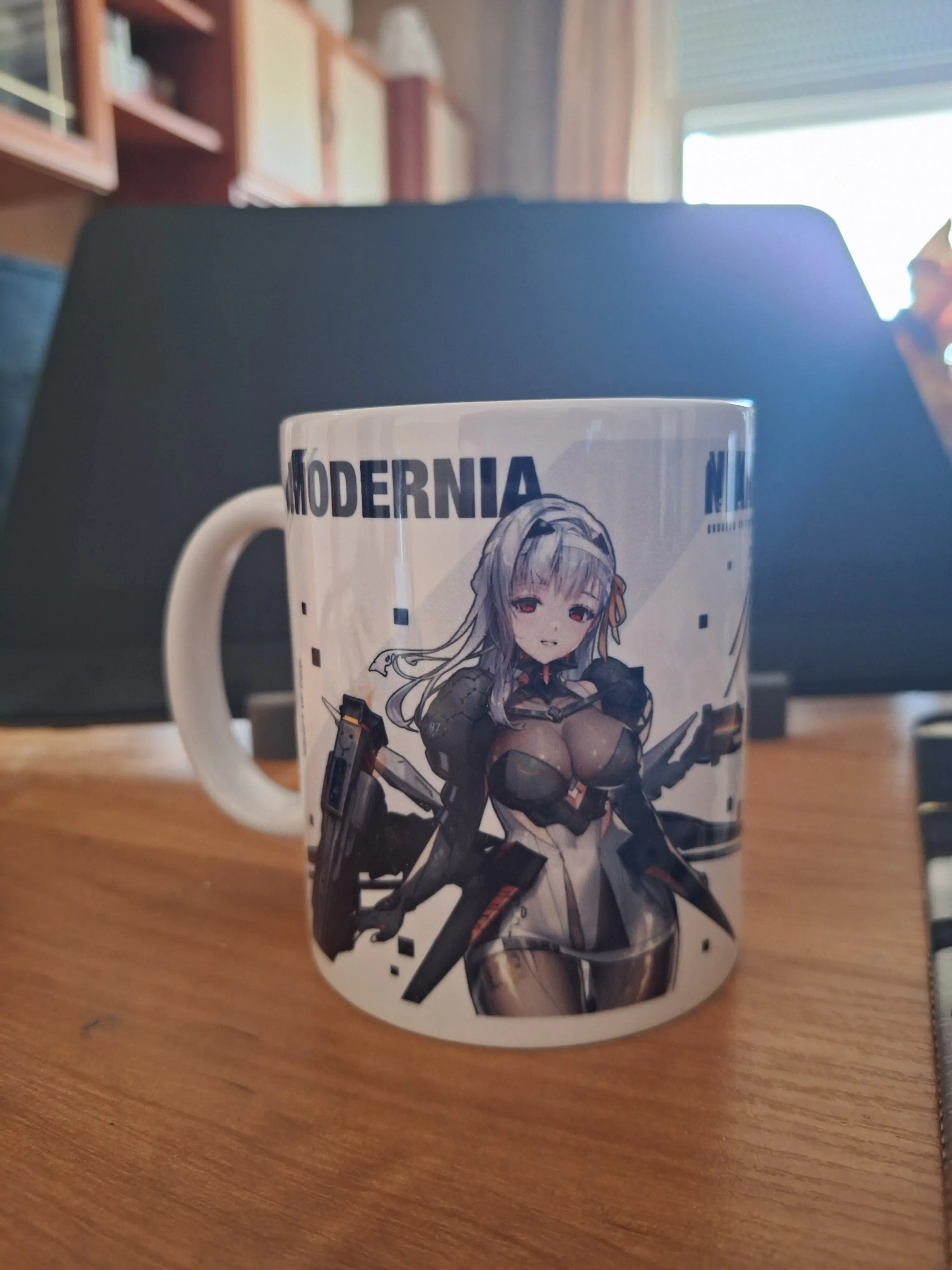 Goddess of Victory: Nikke Keramický Hrnček Modernia produktová fotografia