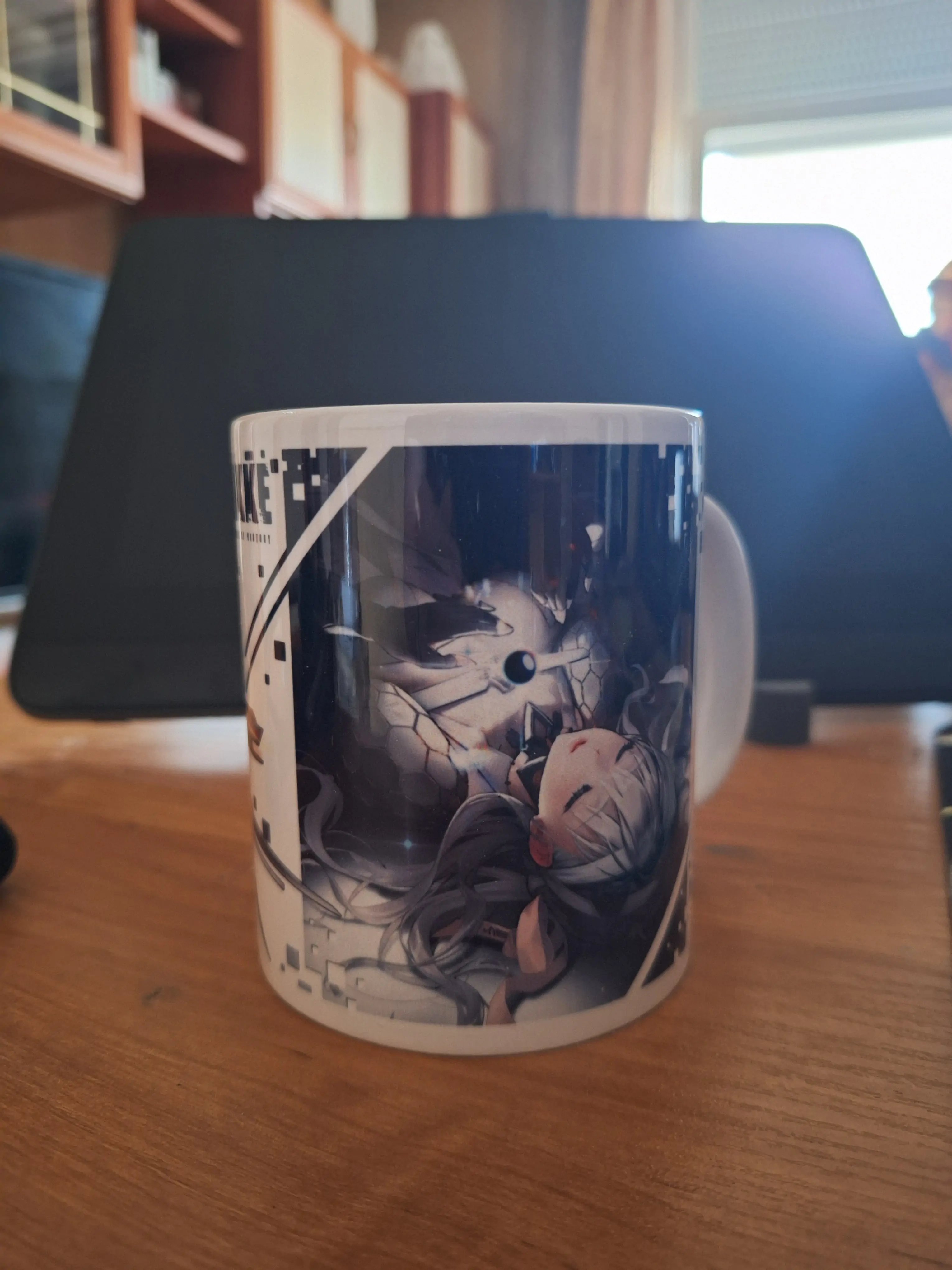 Goddess of Victory: Nikke Keramický Hrnček Modernia produktová fotografia