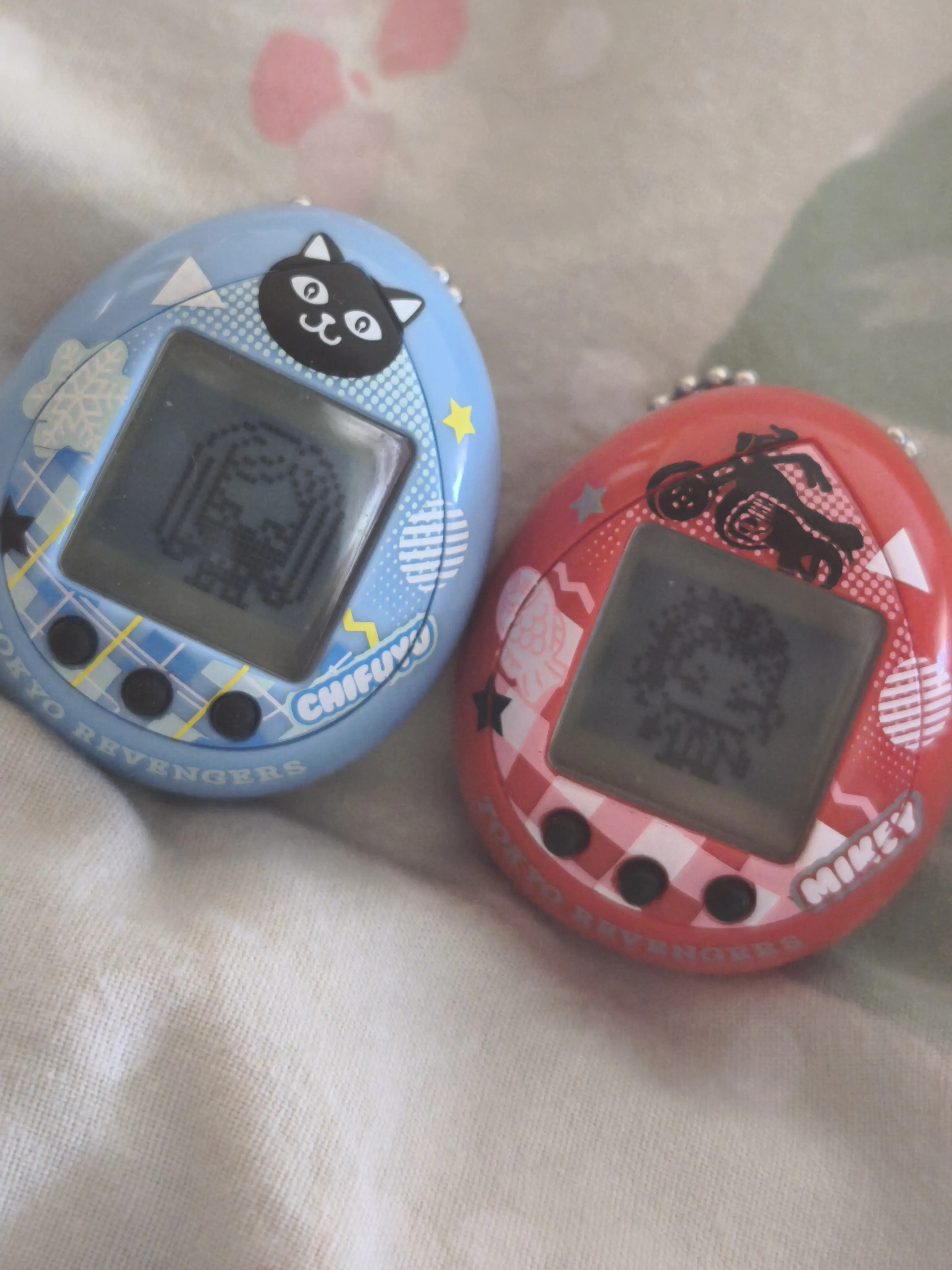 Tokyo Revengers Hugmy Tamagotchi + figúrka Chifuyu Support  produktová fotografia
