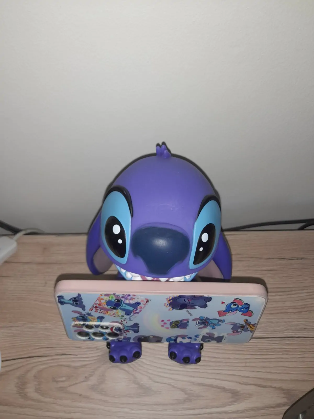 Lilo & Stitch Cable Guys Nabíjací Stojan Smiley Stitch 21 cm produktová fotografia