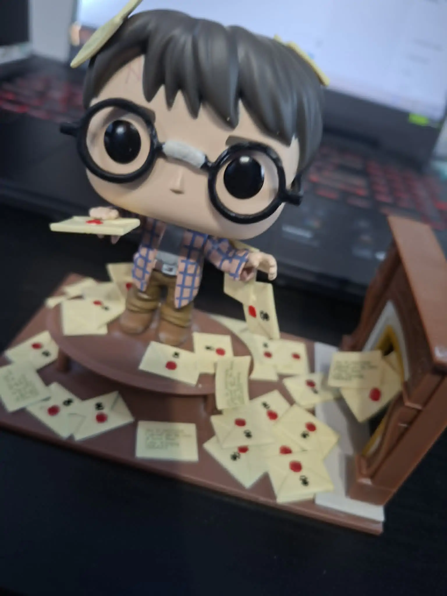 POP figure Deluxe Harry Potter Anniversary Harry Potter s listami z Rokfortu Exclusive produktová fotografia
