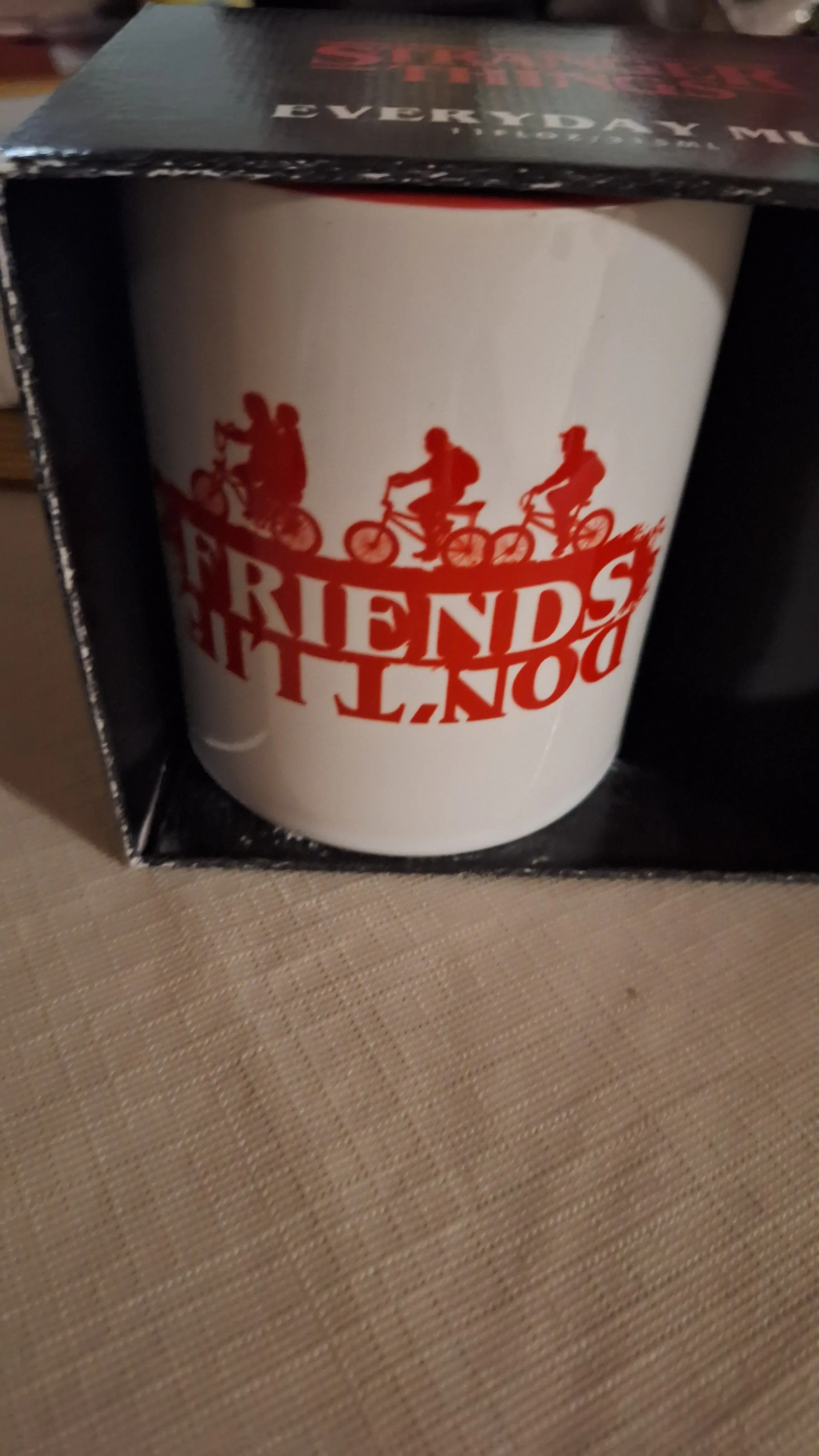 Stranger Things Friends Dont Lie hrnček produktová fotografia