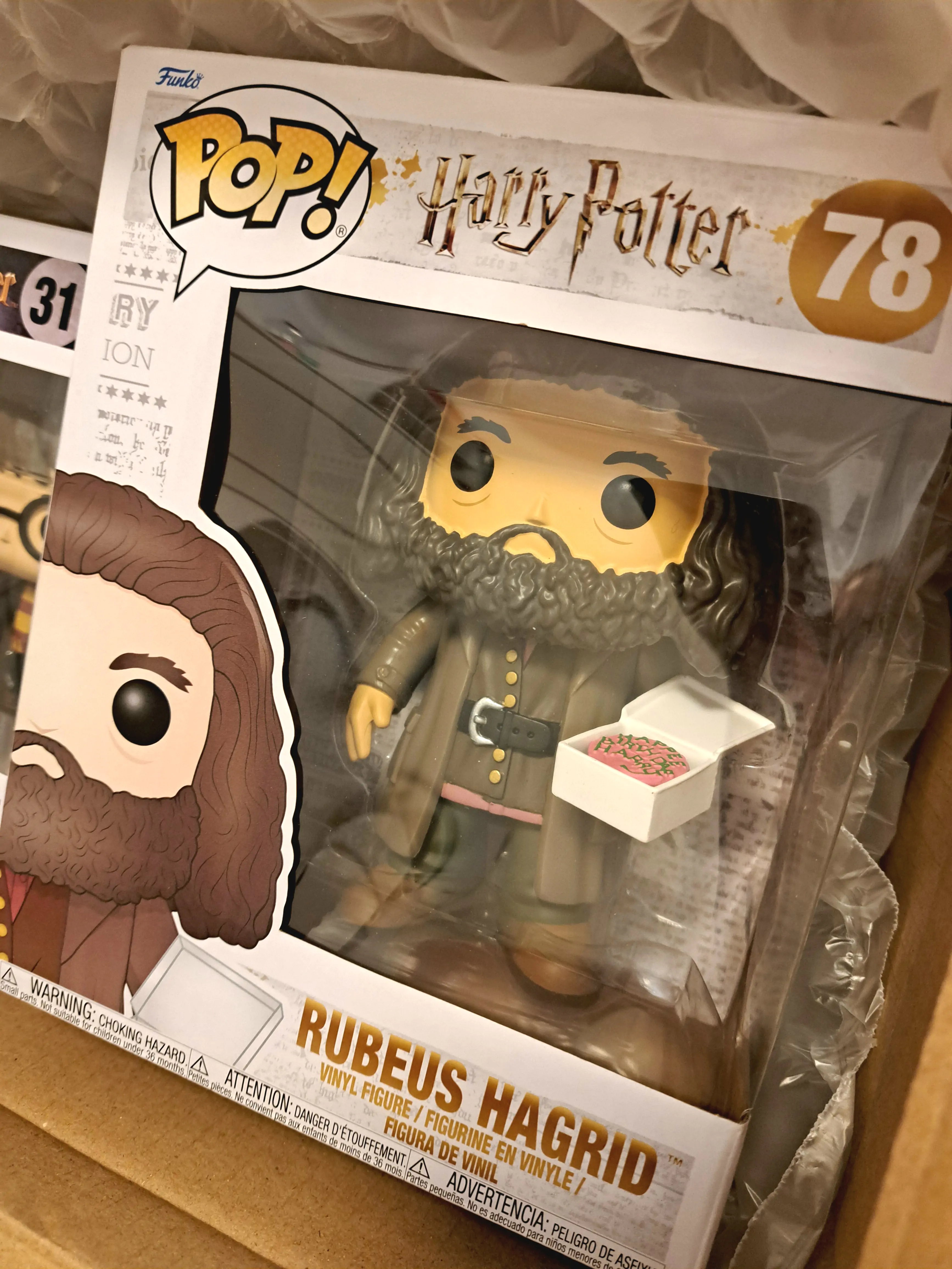 Harry Potter Super Sized POP! Movies Vinylová figúrka Hagrid s tortou 14 cm produktová fotografia