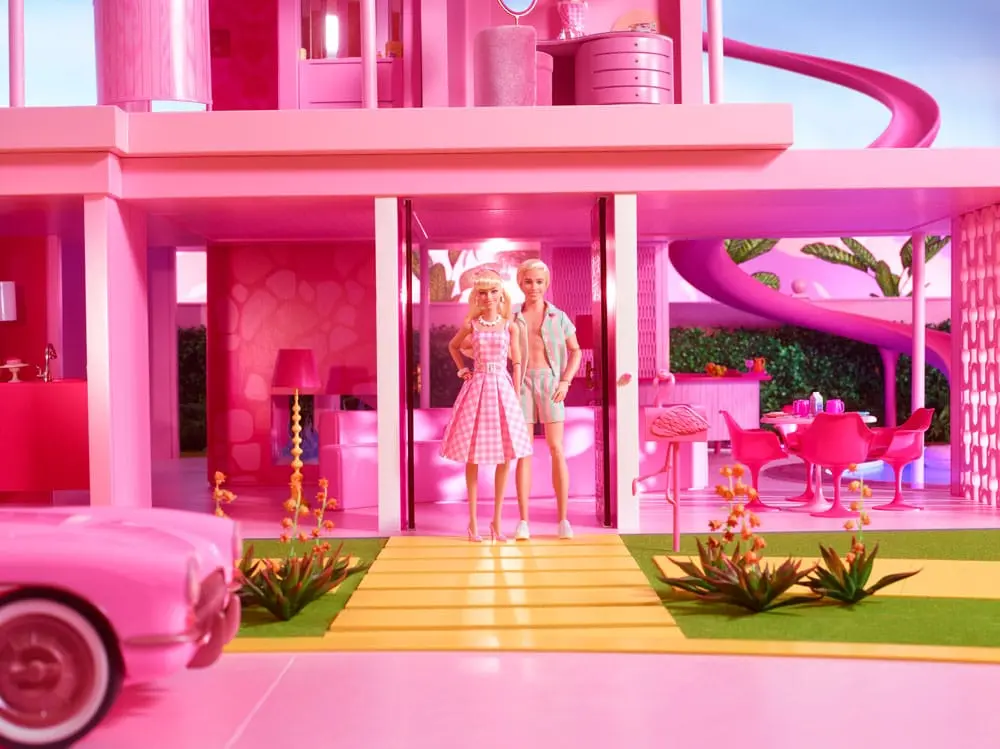 Barbie The Movie Bábika Barbie ružových šatách s kockovaným vzorom [POŠKODENÉ BALENIE] termékfotó