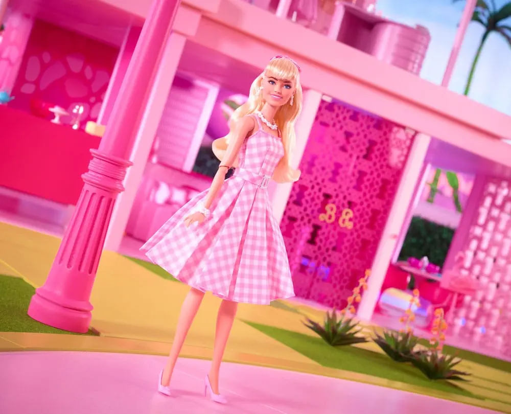 Barbie The Movie Bábika Barbie ružových šatách s kockovaným vzorom [POŠKODENÉ BALENIE] termékfotó