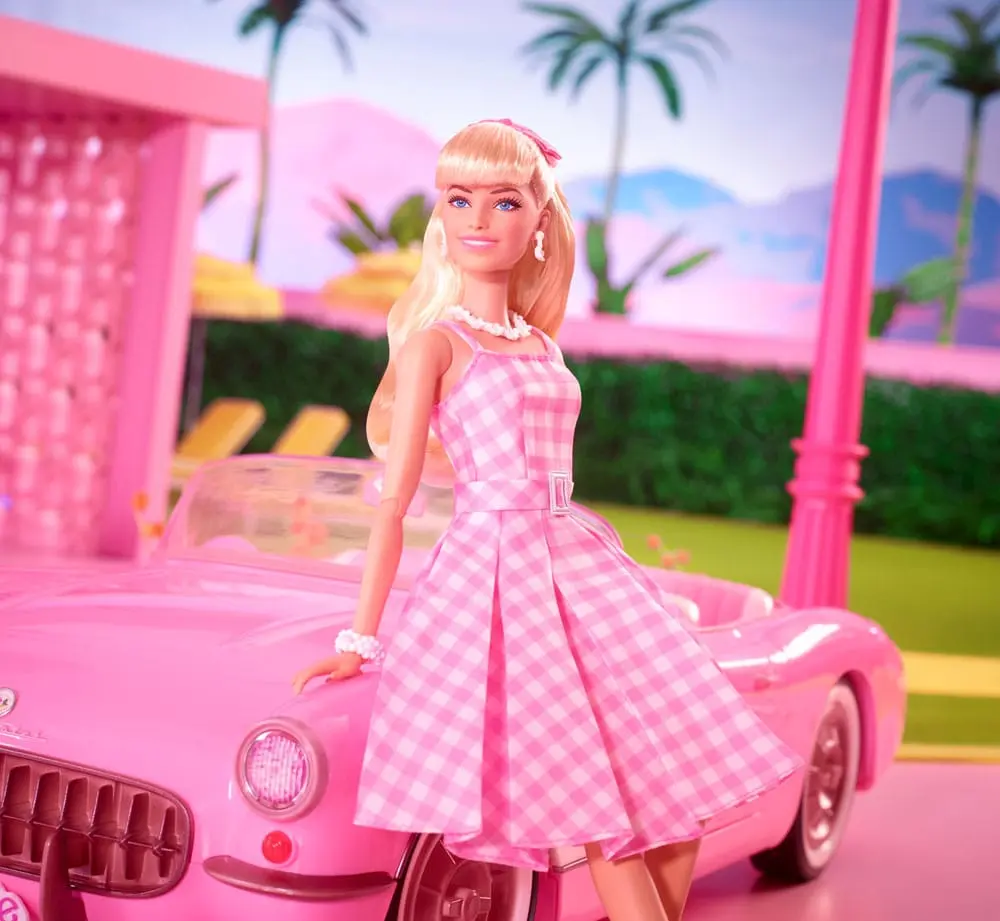 Barbie The Movie Bábika Barbie ružových šatách s kockovaným vzorom [POŠKODENÉ BALENIE] termékfotó