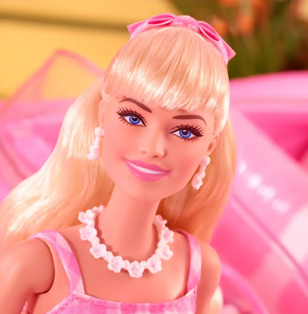 Barbie The Movie Bábika Barbie ružových šatách s kockovaným vzorom [POŠKODENÉ BALENIE] termékfotó