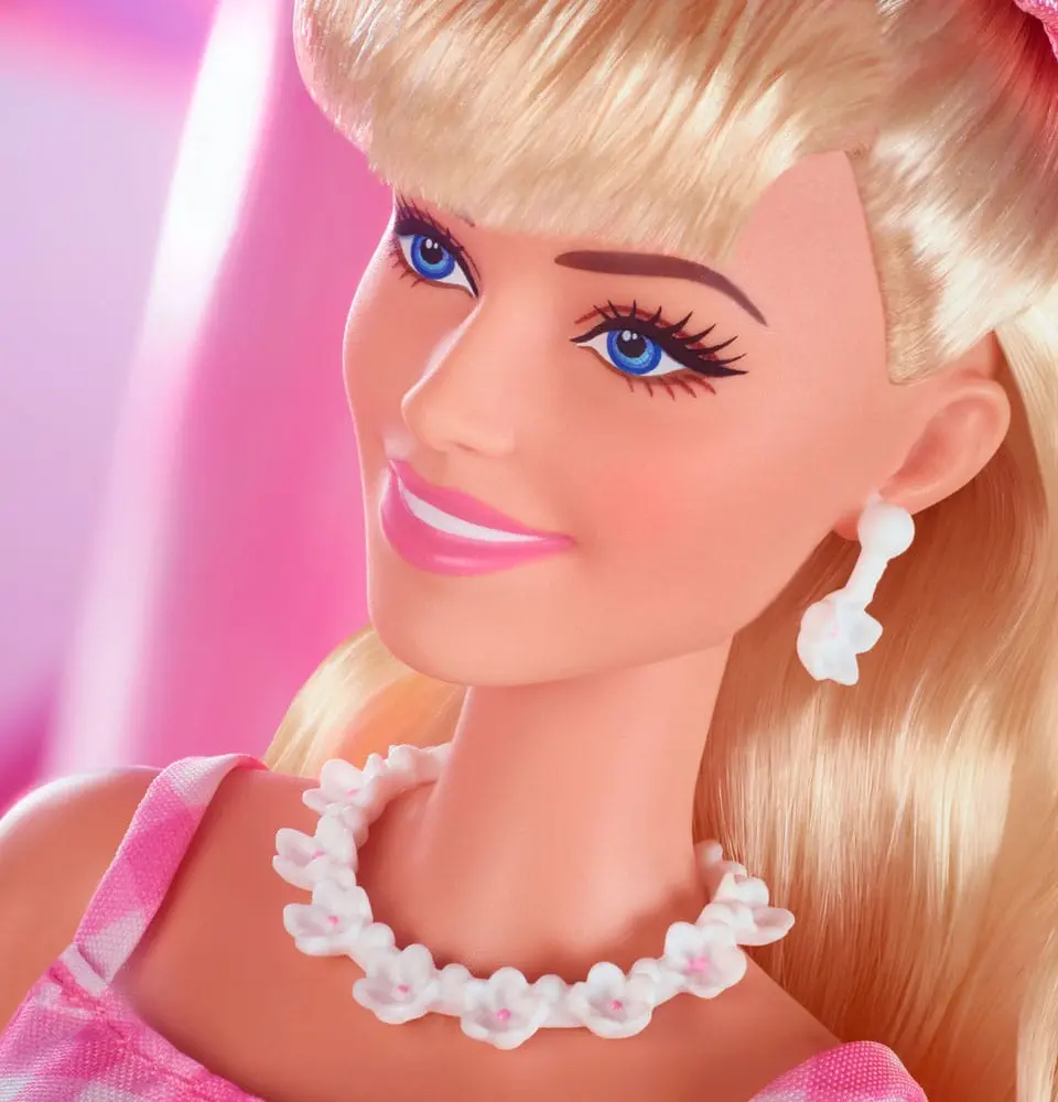 Barbie The Movie Bábika Barbie ružových šatách s kockovaným vzorom [POŠKODENÉ BALENIE] termékfotó