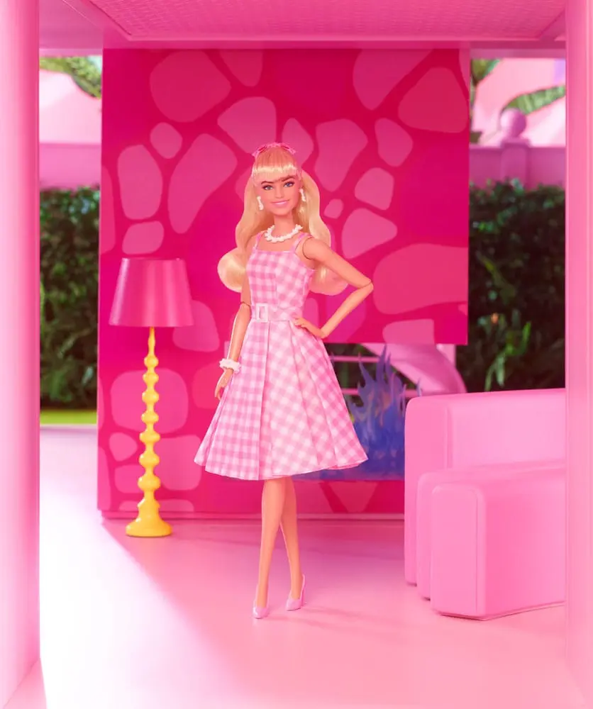 Barbie The Movie Bábika Barbie ružových šatách s kockovaným vzorom [POŠKODENÉ BALENIE] termékfotó