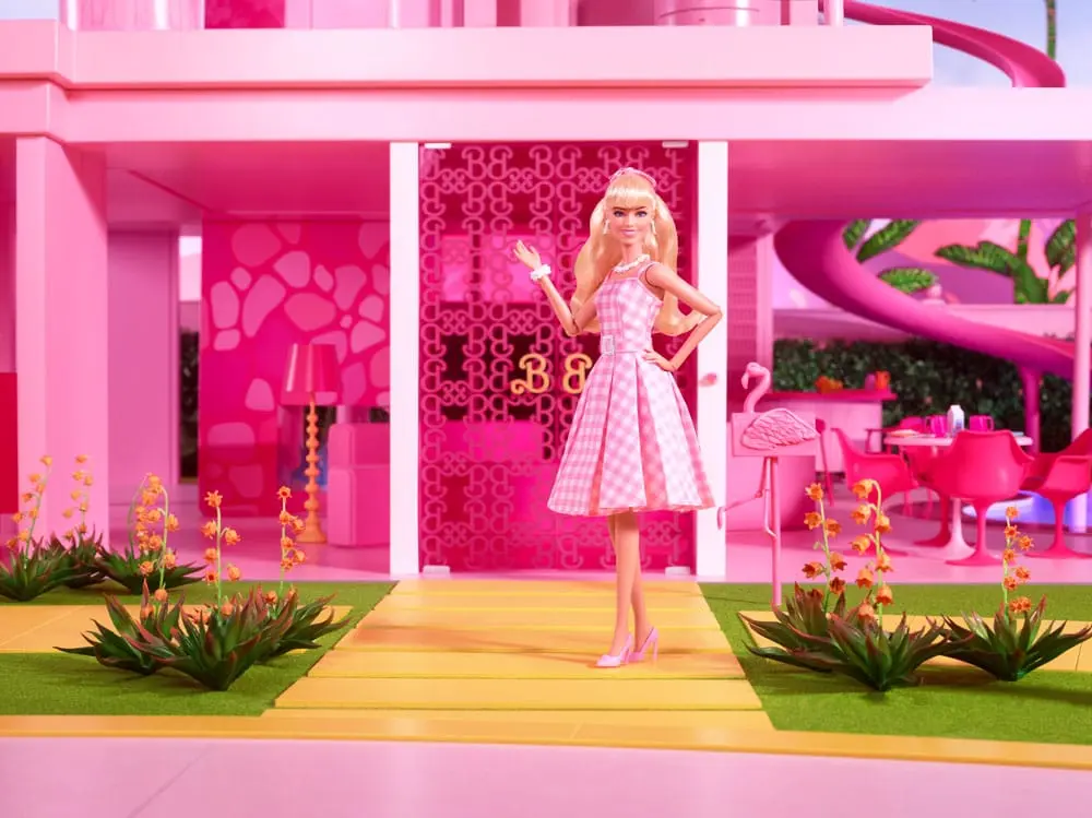 Barbie The Movie Bábika Barbie ružových šatách s kockovaným vzorom [POŠKODENÉ BALENIE] termékfotó