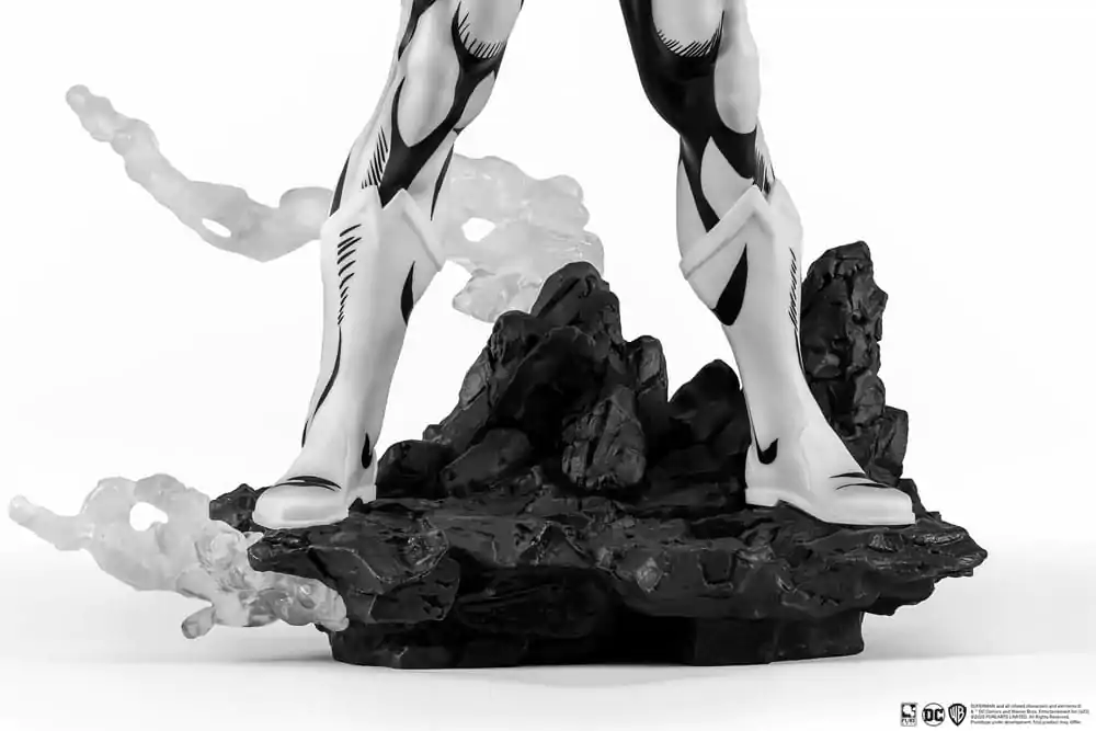 Batman PX PVC Statue 1/8 SDCC 2024 Superman Black &amp; White verzia 30 cm termékfotó