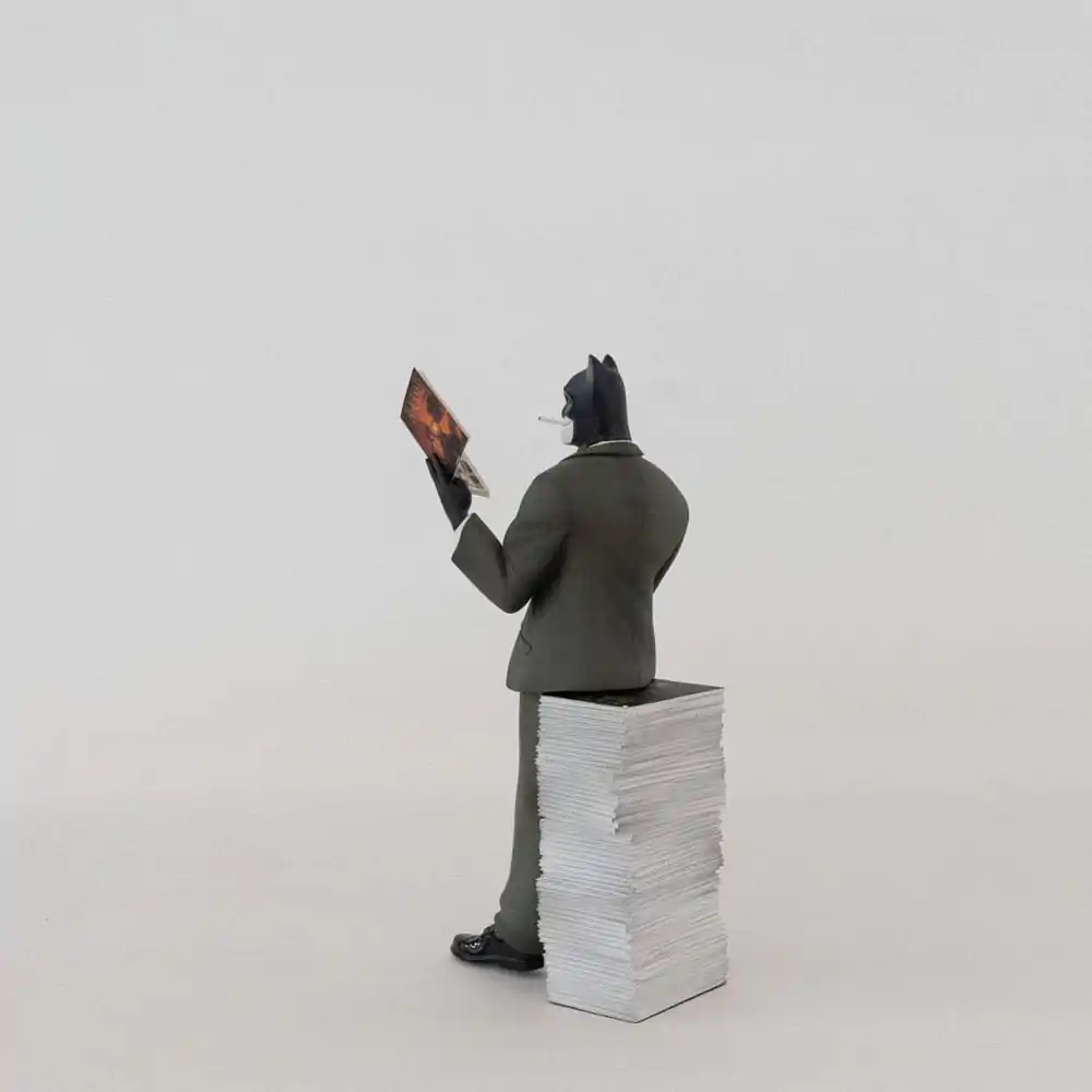 Blacksad: Figúrka Blacksad na kope komiksov produktová fotografia
