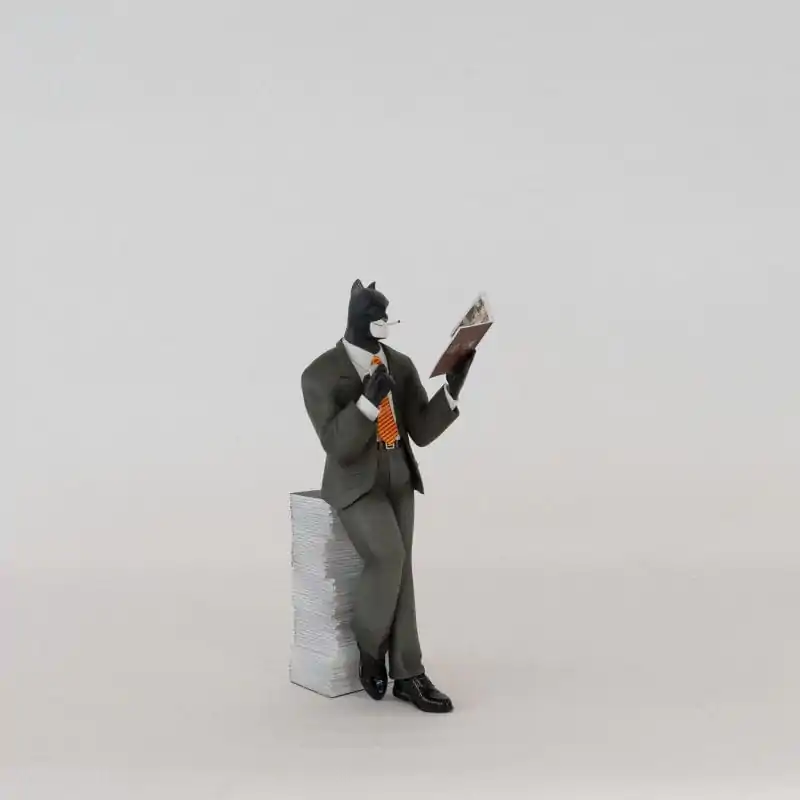Blacksad: Figúrka Blacksad na kope komiksov produktová fotografia