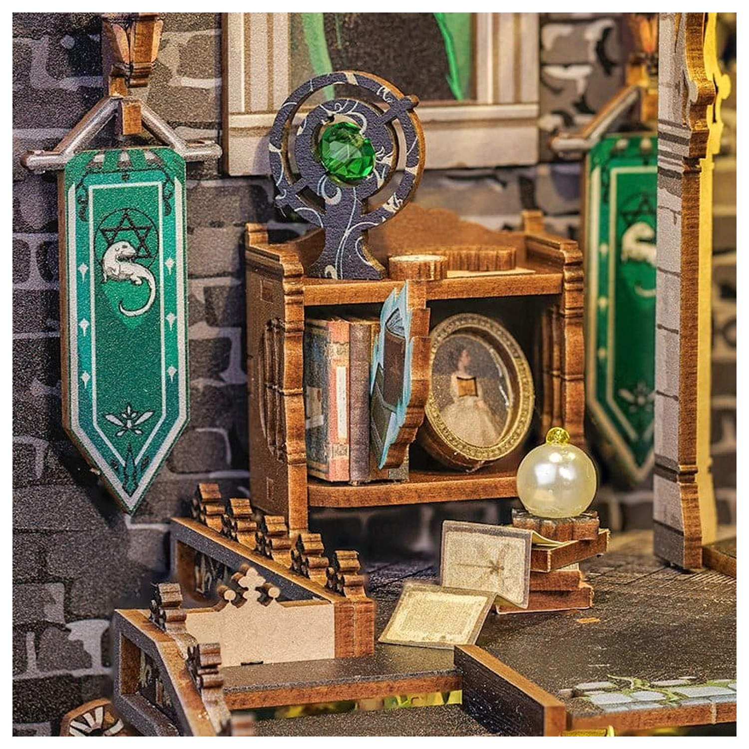 Book Nook Darkness Common Room 23 x 11 cm produktová fotografia