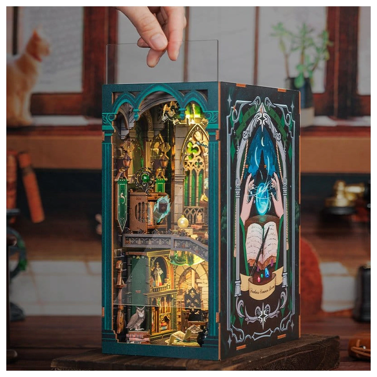 Book Nook Darkness Common Room 23 x 11 cm produktová fotografia