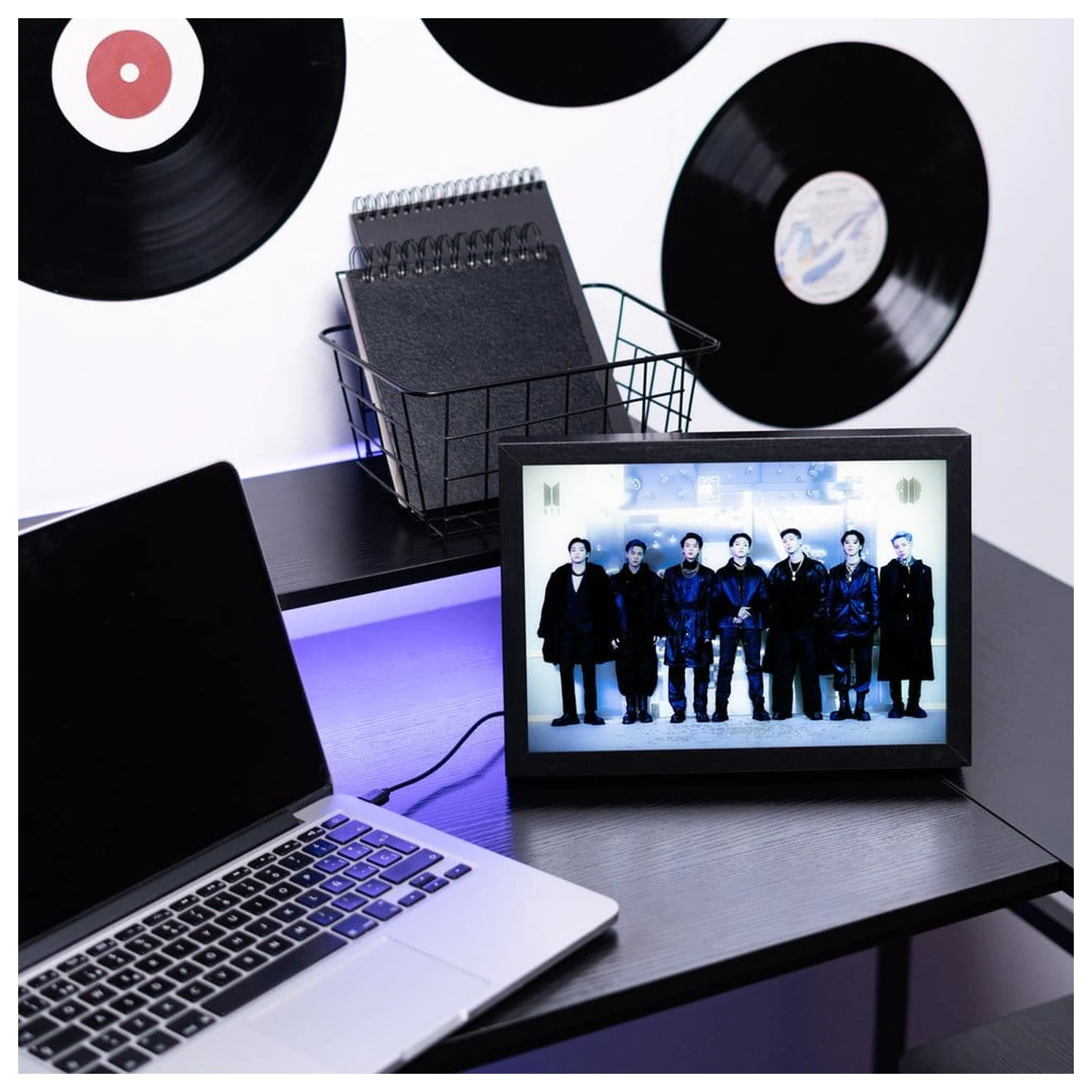 BTS Rámovaná LED tlač produktová fotografia