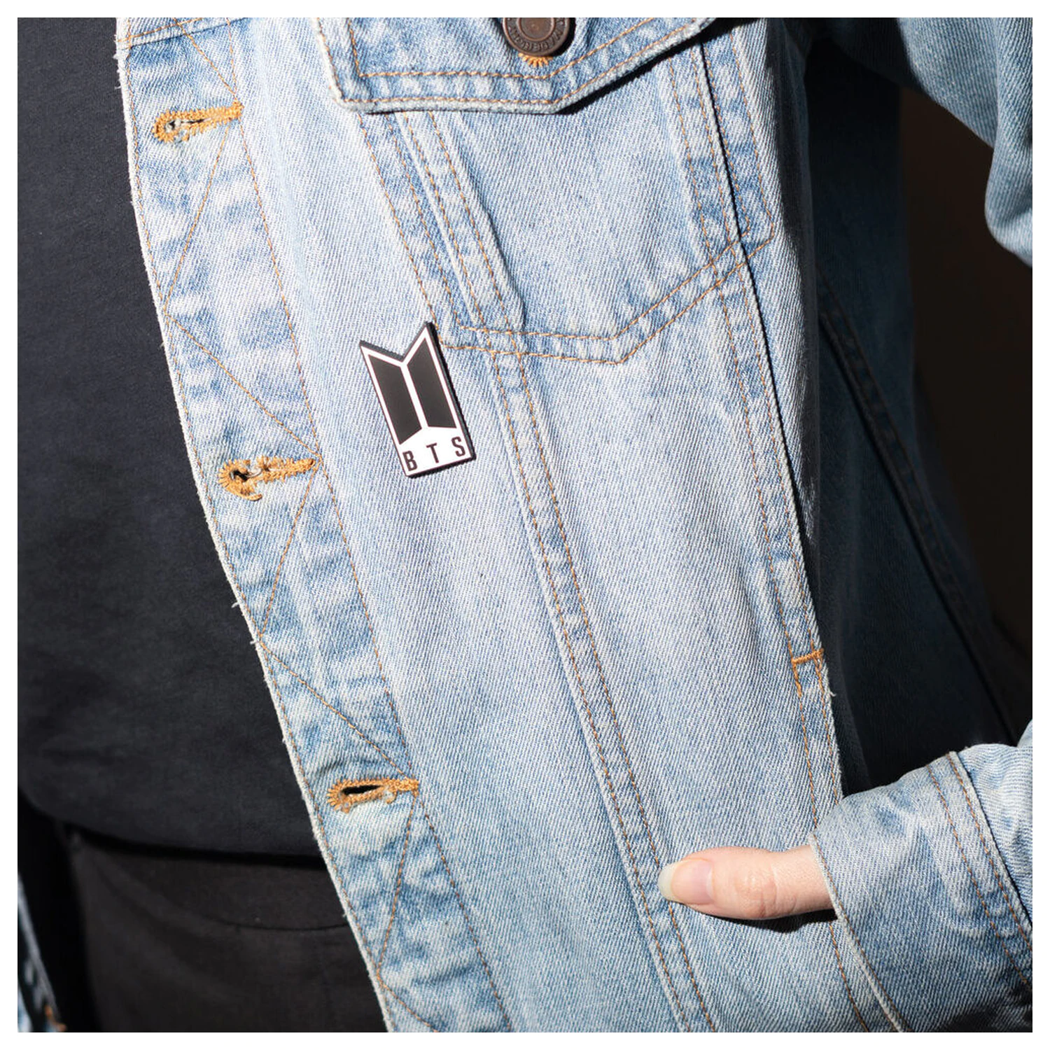 BTS logo odznak produktová fotografia