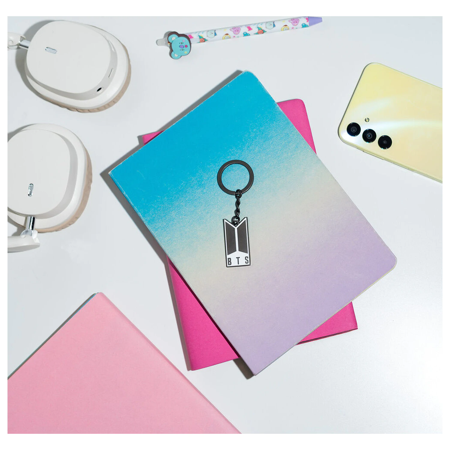 BTS Logo kľúčenka produktová fotografia
