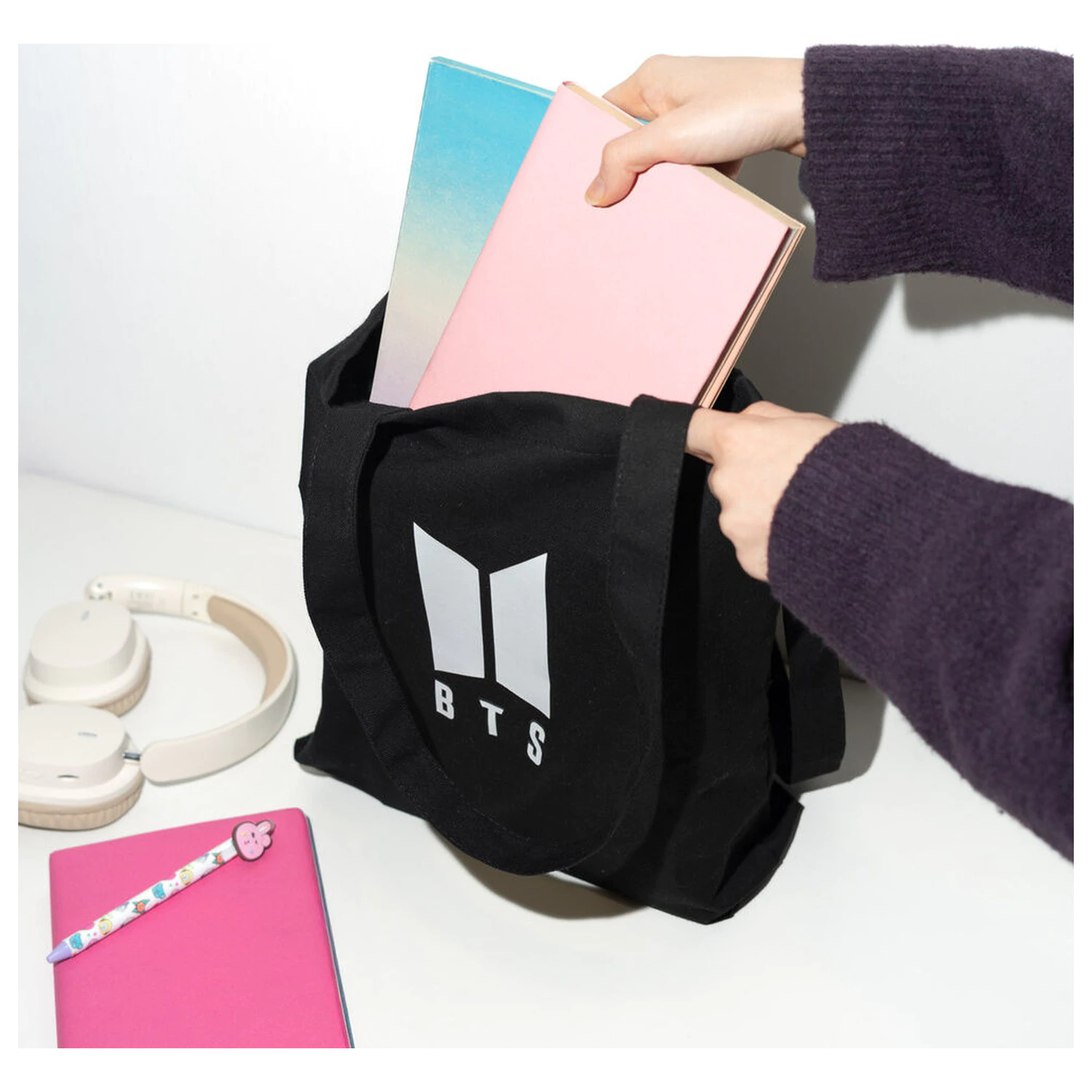 BTS logo taška produktová fotografia