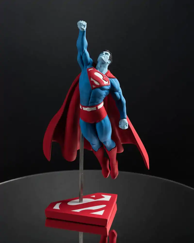 DC Direct Socha 1/10 Superman Red and Blue: Superman by Gary Frank Limited Edition 26 cm produktová fotografia