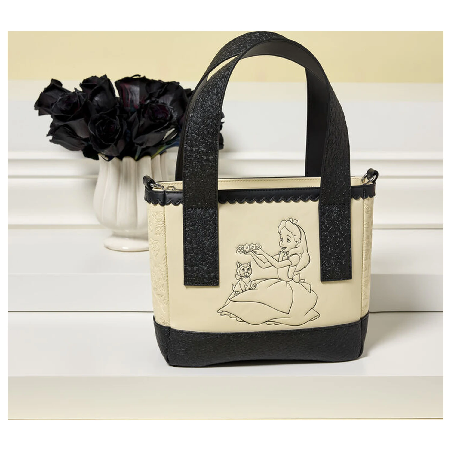Disney Alice in Wonderland mini crossbody taška produktová fotografia