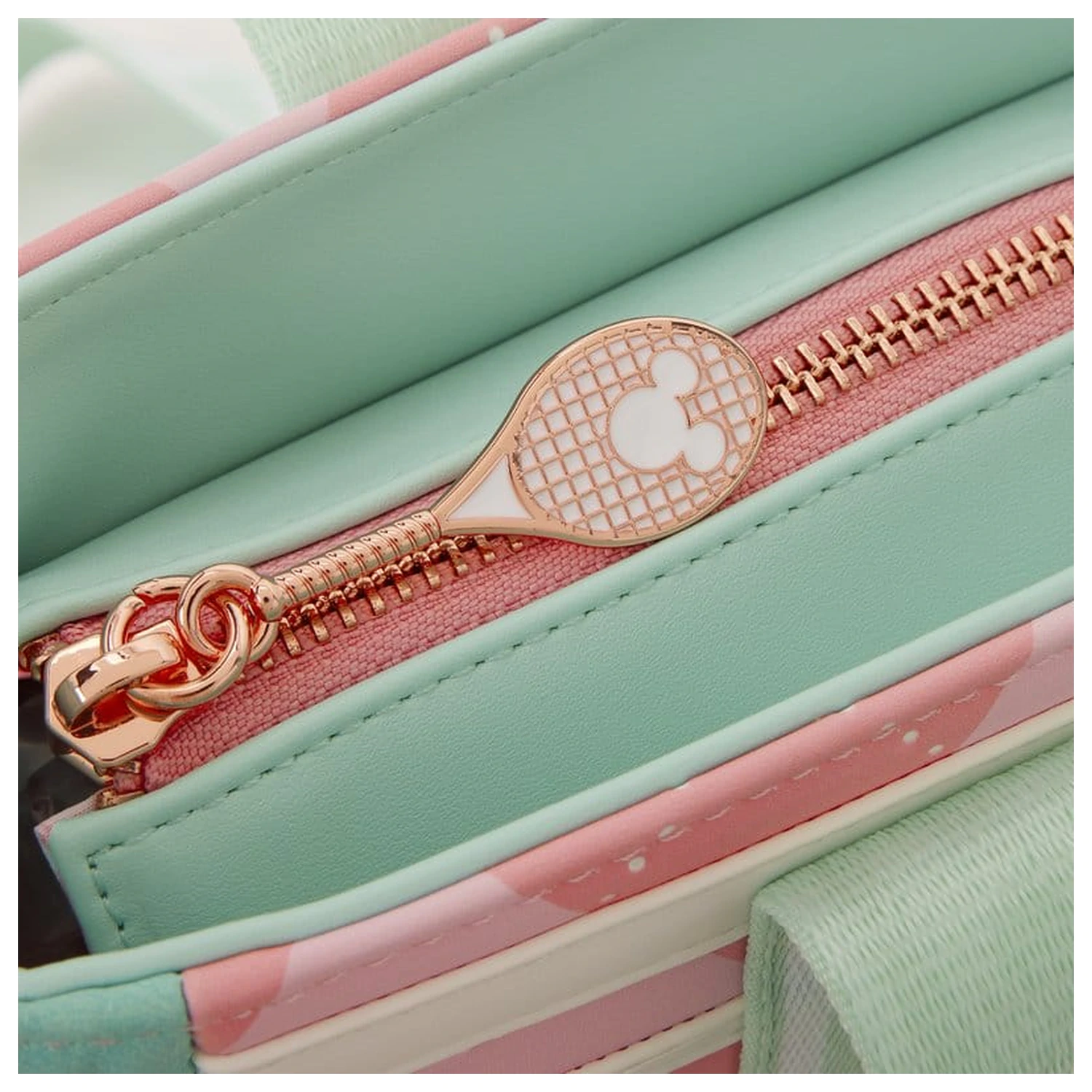 Disney by Loungefly Crossbody taška s mincovou peňaženkou Mickey&Friends Tennis produktová fotografia