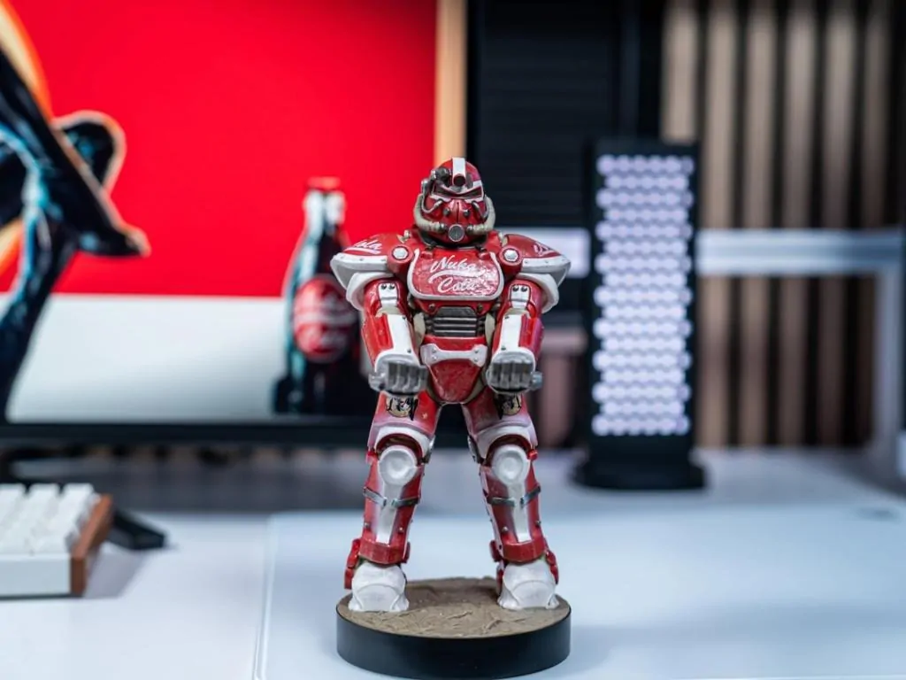 Fallout Nuka Cola Power Armour Cable Guys držiak na ovládač a stojan na telefón produktová fotografia