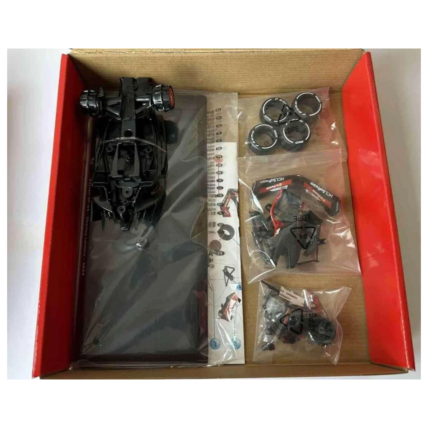 Formula 1 F1 Ferrari SF-24 N.16 Charles Leclerc modelová stavebnica 1/24 produktová fotografia