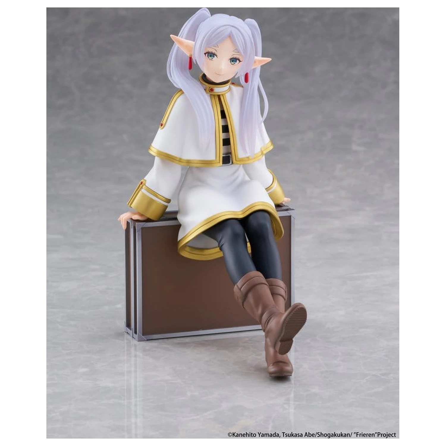 Frieren: Beyond Journey's End PVC figúrka na plochu Roztomilá Frieren (Verzia kufra) Opätovné vydanie 13 cm produktová fotografia