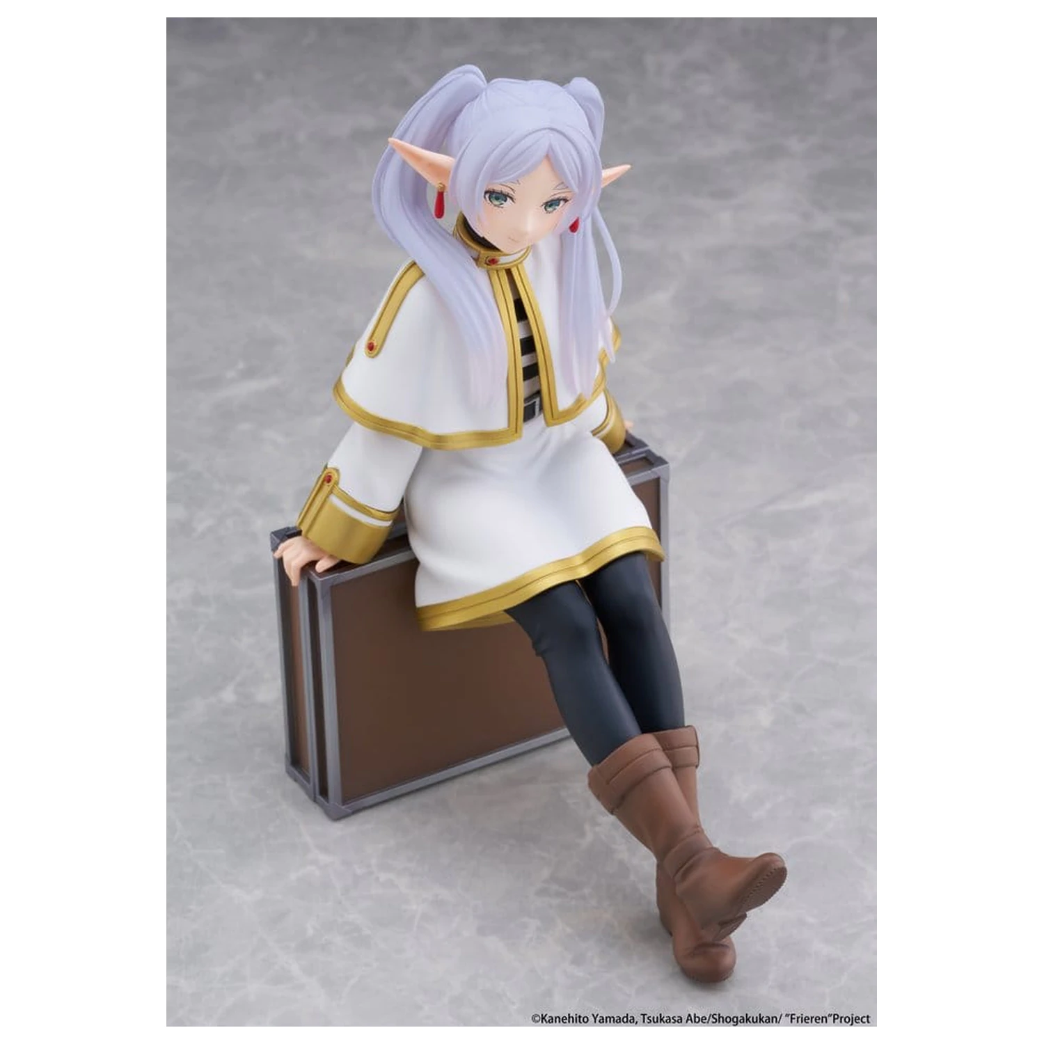 Frieren: Beyond Journey's End PVC figúrka na plochu Roztomilá Frieren (Verzia kufra) Opätovné vydanie 13 cm produktová fotografia