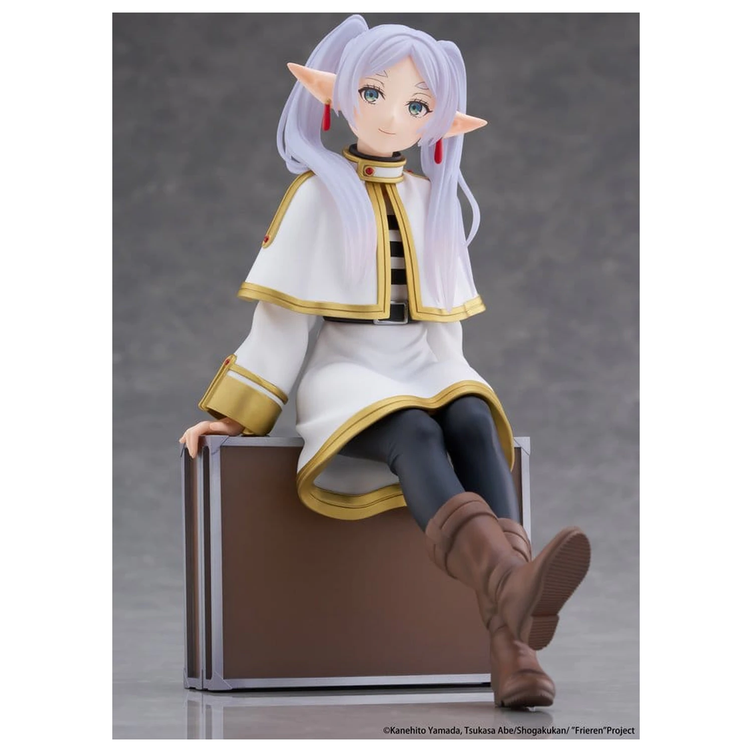 Frieren: Beyond Journey's End PVC figúrka na plochu Roztomilá Frieren (Verzia kufra) Opätovné vydanie 13 cm produktová fotografia