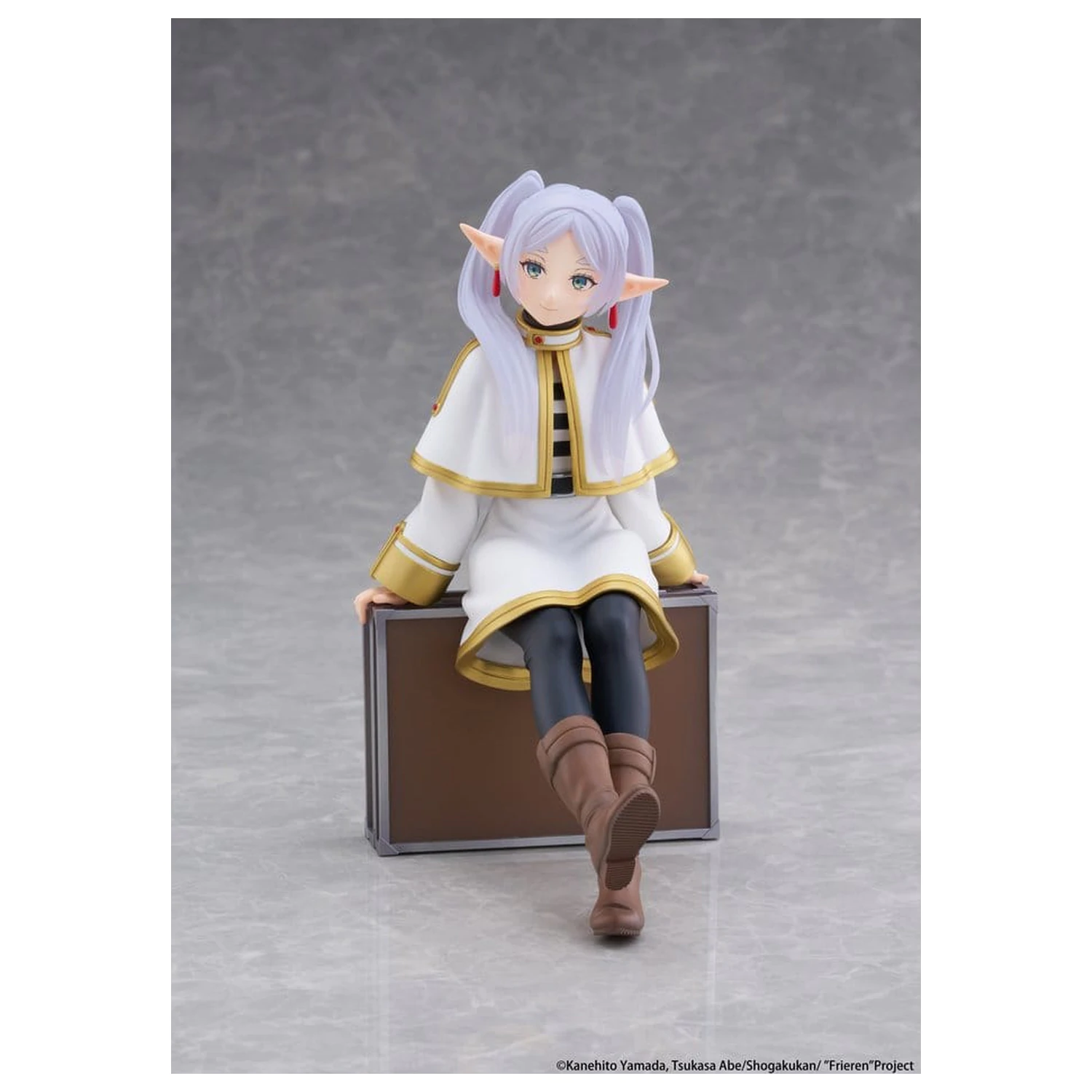 Frieren: Beyond Journey's End PVC figúrka na plochu Roztomilá Frieren (Verzia kufra) Opätovné vydanie 13 cm produktová fotografia