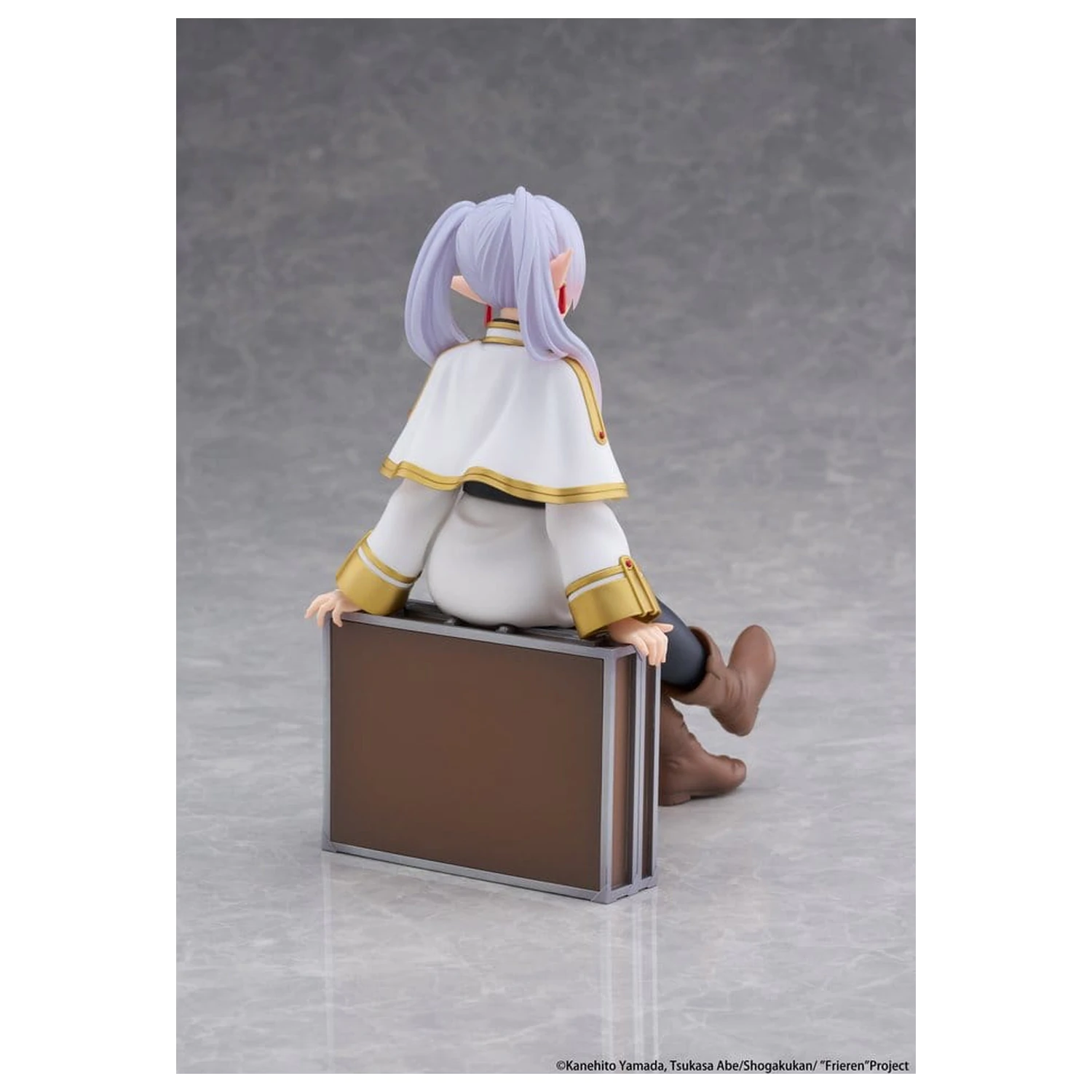 Frieren: Beyond Journey's End PVC figúrka na plochu Roztomilá Frieren (Verzia kufra) Opätovné vydanie 13 cm produktová fotografia