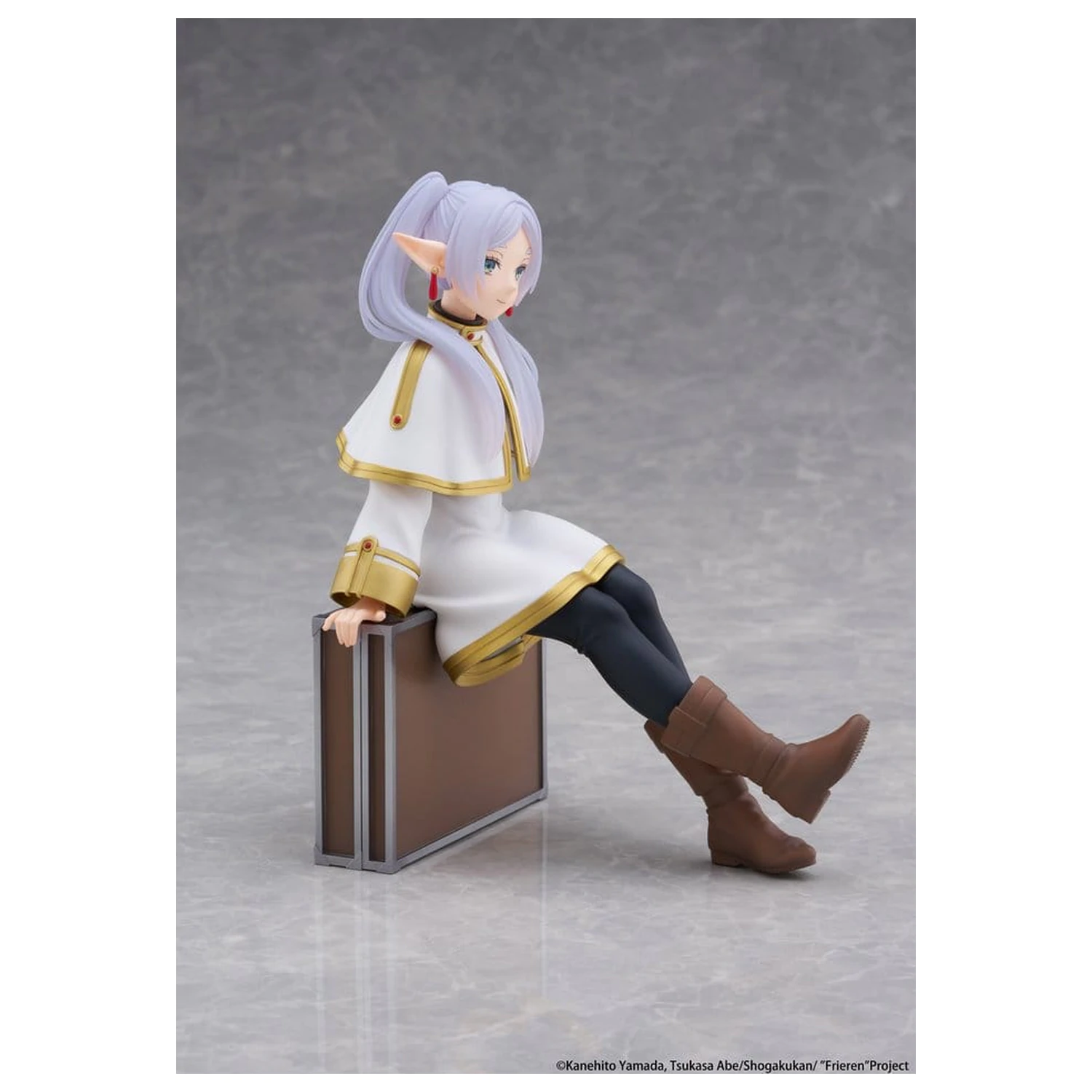 Frieren: Beyond Journey's End PVC figúrka na plochu Roztomilá Frieren (Verzia kufra) Opätovné vydanie 13 cm produktová fotografia