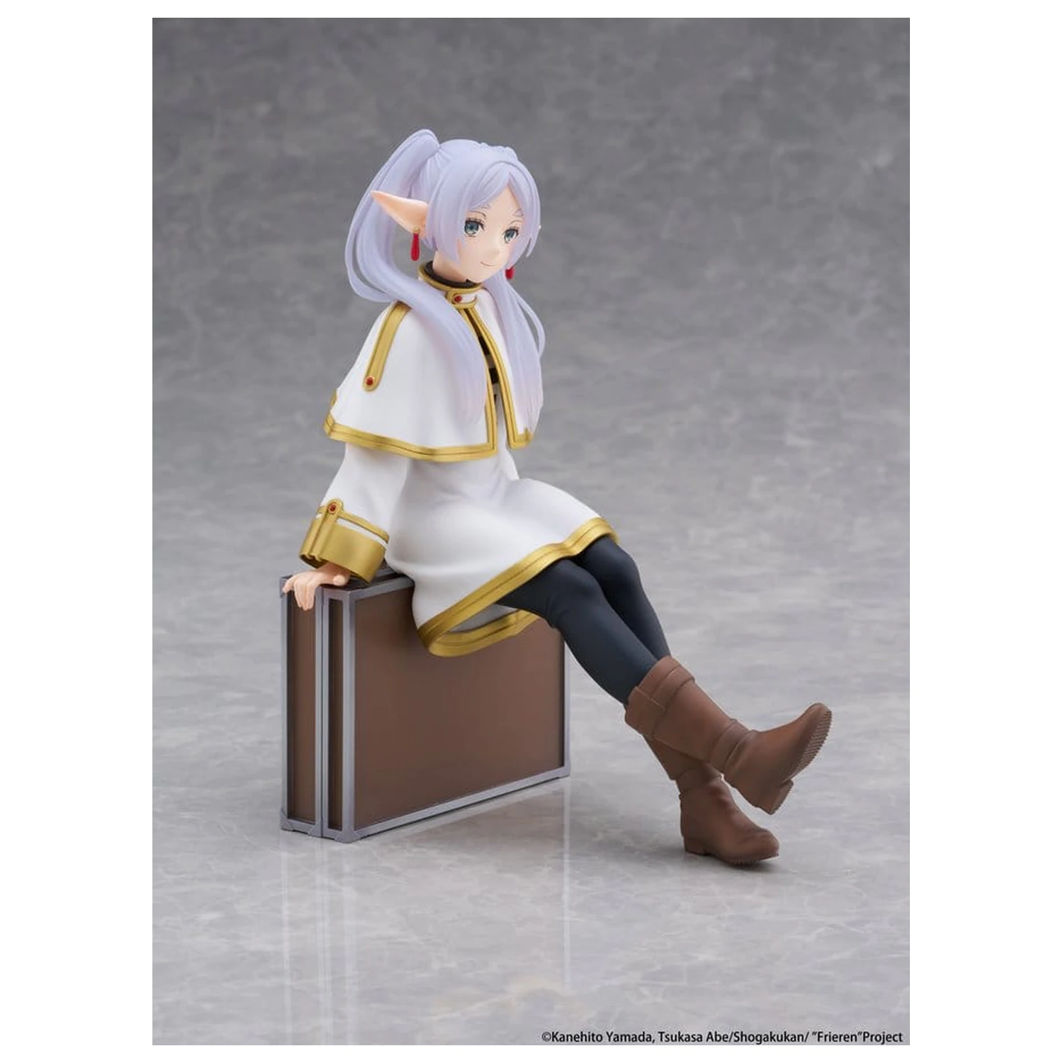 Frieren: Beyond Journey's End PVC figúrka na plochu Roztomilá Frieren (Verzia kufra) Opätovné vydanie 13 cm produktová fotografia