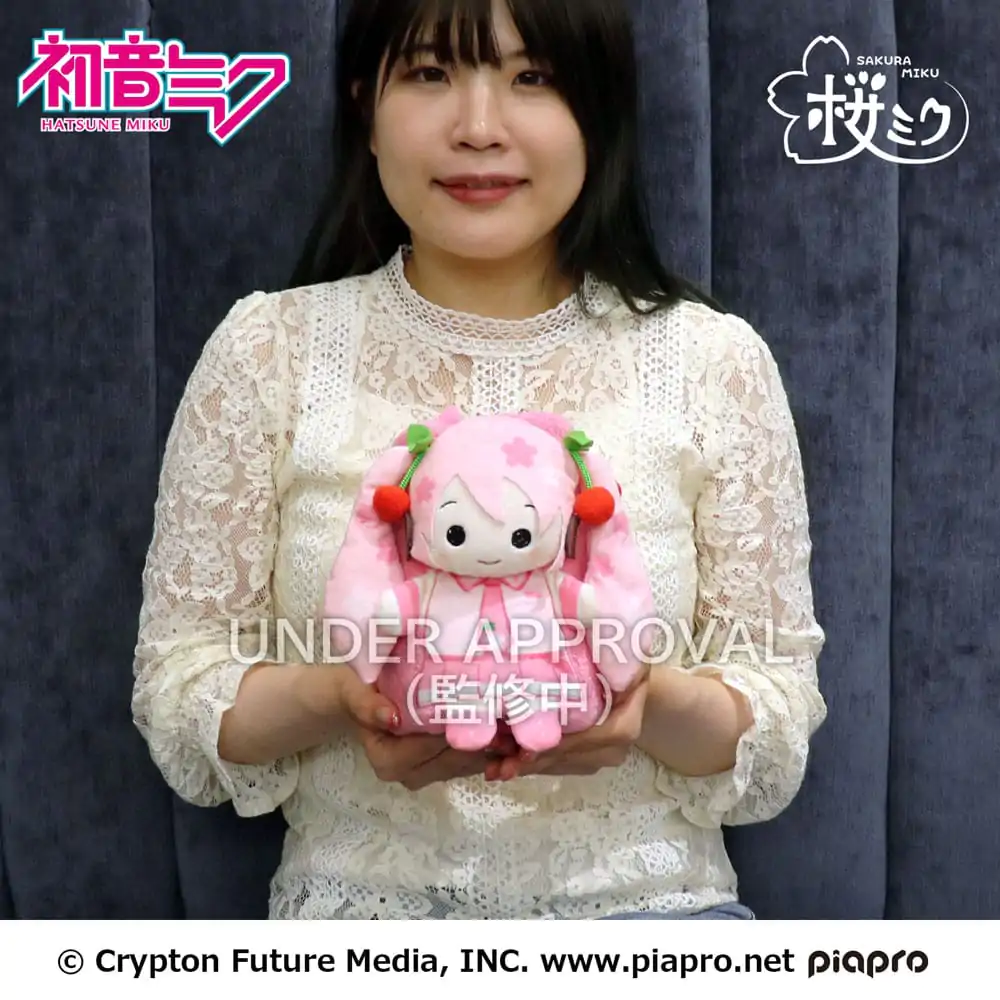 Hatsune Miku Zrolovaná plyšová figúrka Sakura Miku 20 x 15 cm produktová fotografia