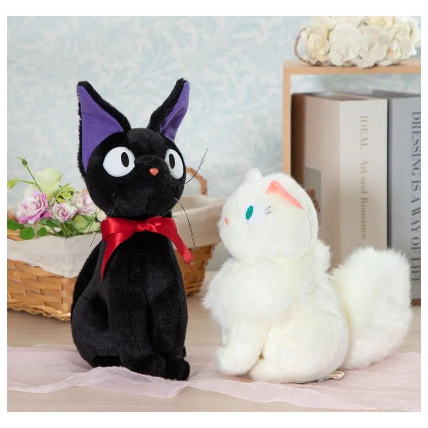 Kiki's Delivery Service plyšová figúrka Jiji sediaca M 32 cm produktová fotografia