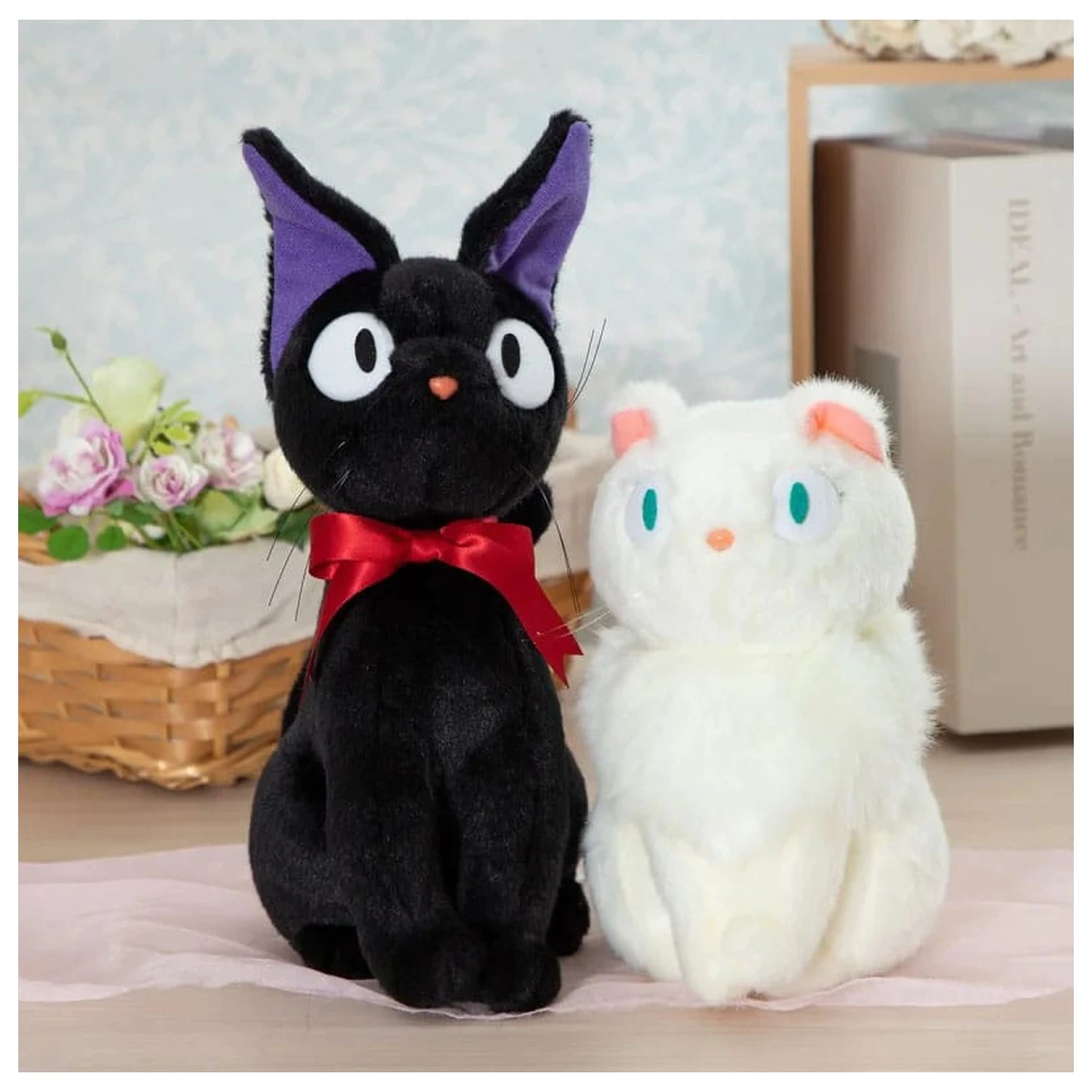 Kiki's Delivery Service plyšová figúrka Jiji sediaca M 32 cm produktová fotografia