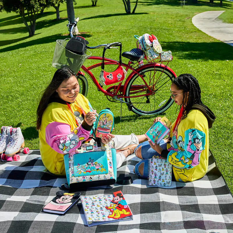 Loungefly Disney 100 Mickey & Friends Classic konvertibilná nákupná taška produktová fotografia