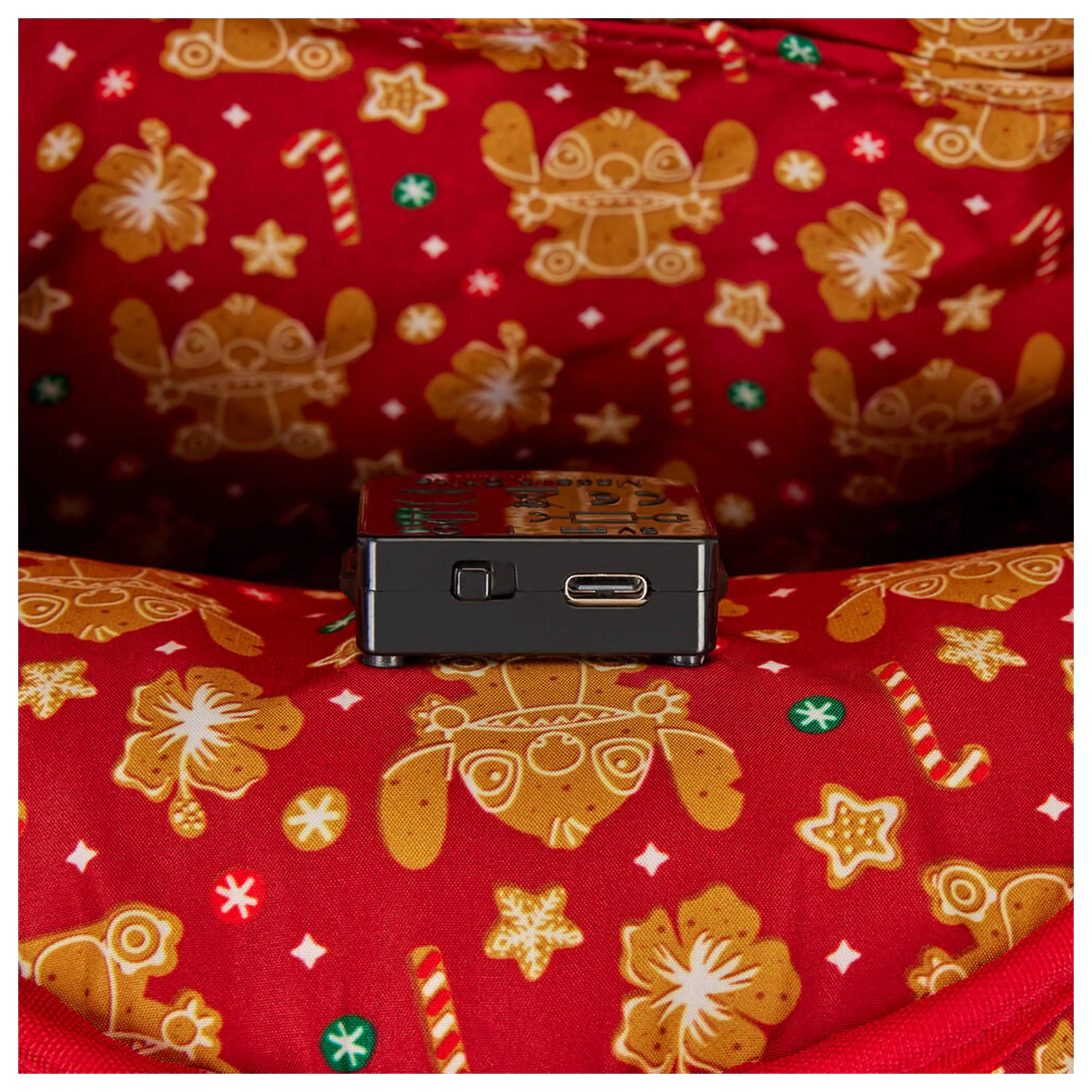Loungefly Disney Lilo & Stitch Holiday Stitch ruksak 26 cm produktová fotografia