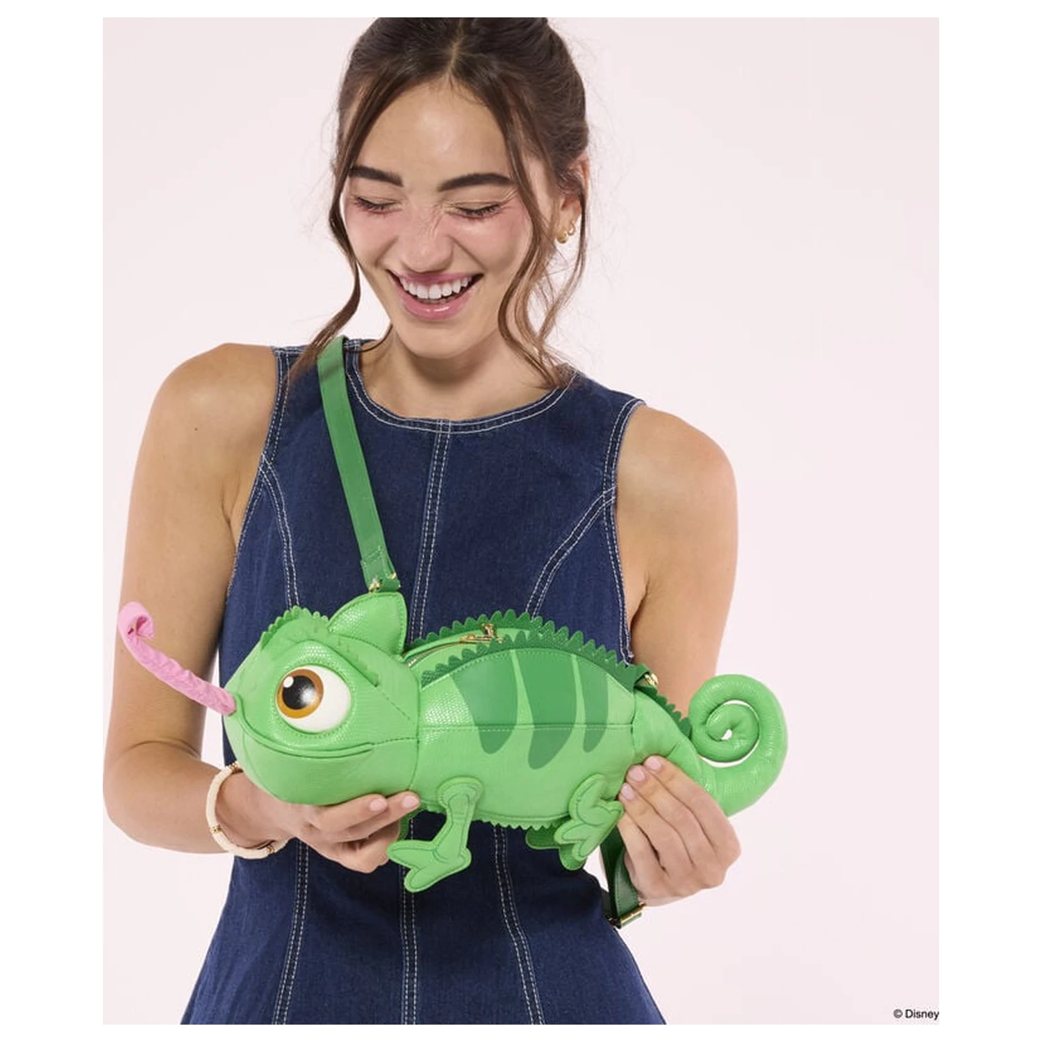 Loungefly Disney Tangled Rapunzel Pascal taška cez rameno produktová fotografia