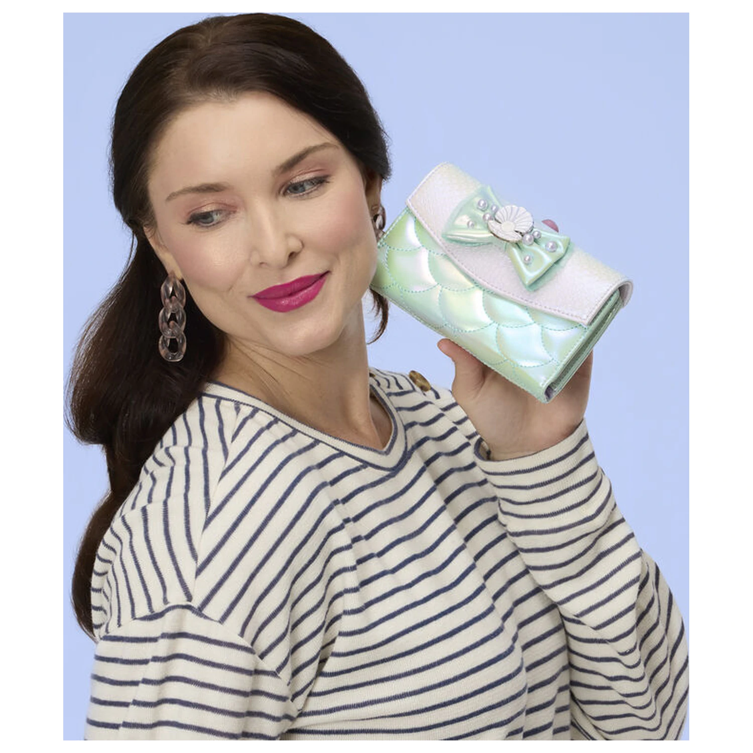 Loungefly Disney The Little Mermaid Iridescent Pearl príklopková peňaženka produktová fotografia