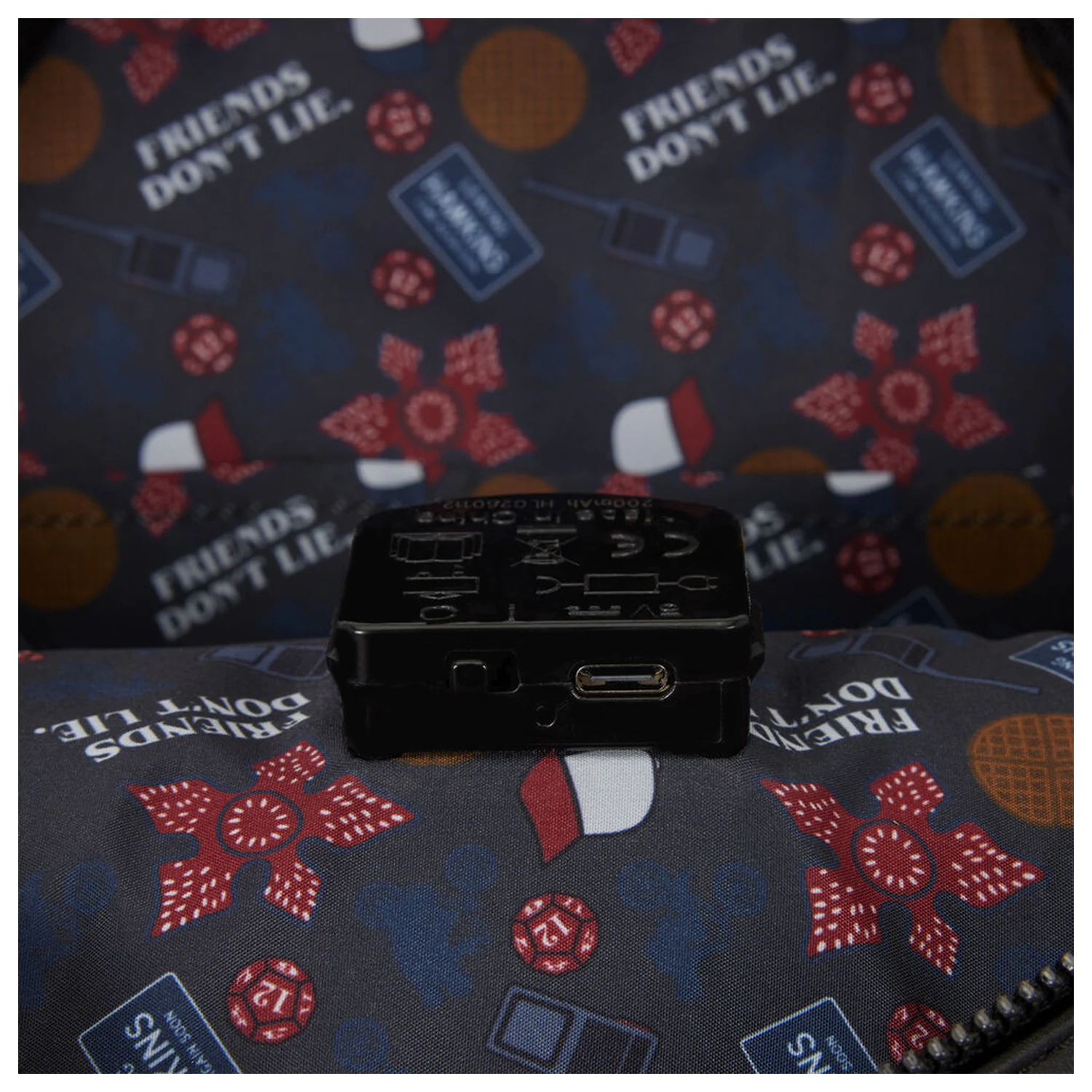 Loungefly Stranger Things batoh k 10. výročiu 26cm produktová fotografia
