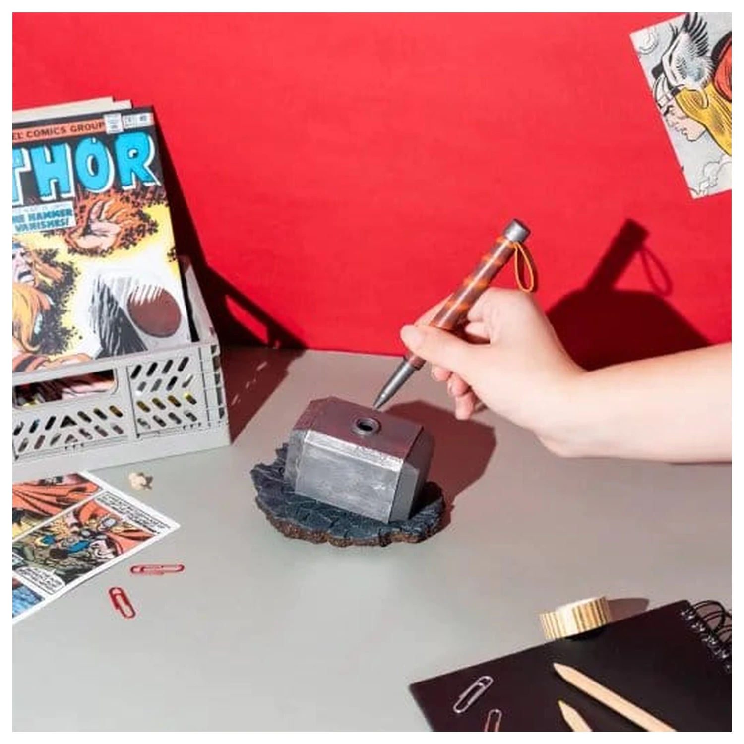 Marvel Thor pero a stojan Hammer produktová fotografia