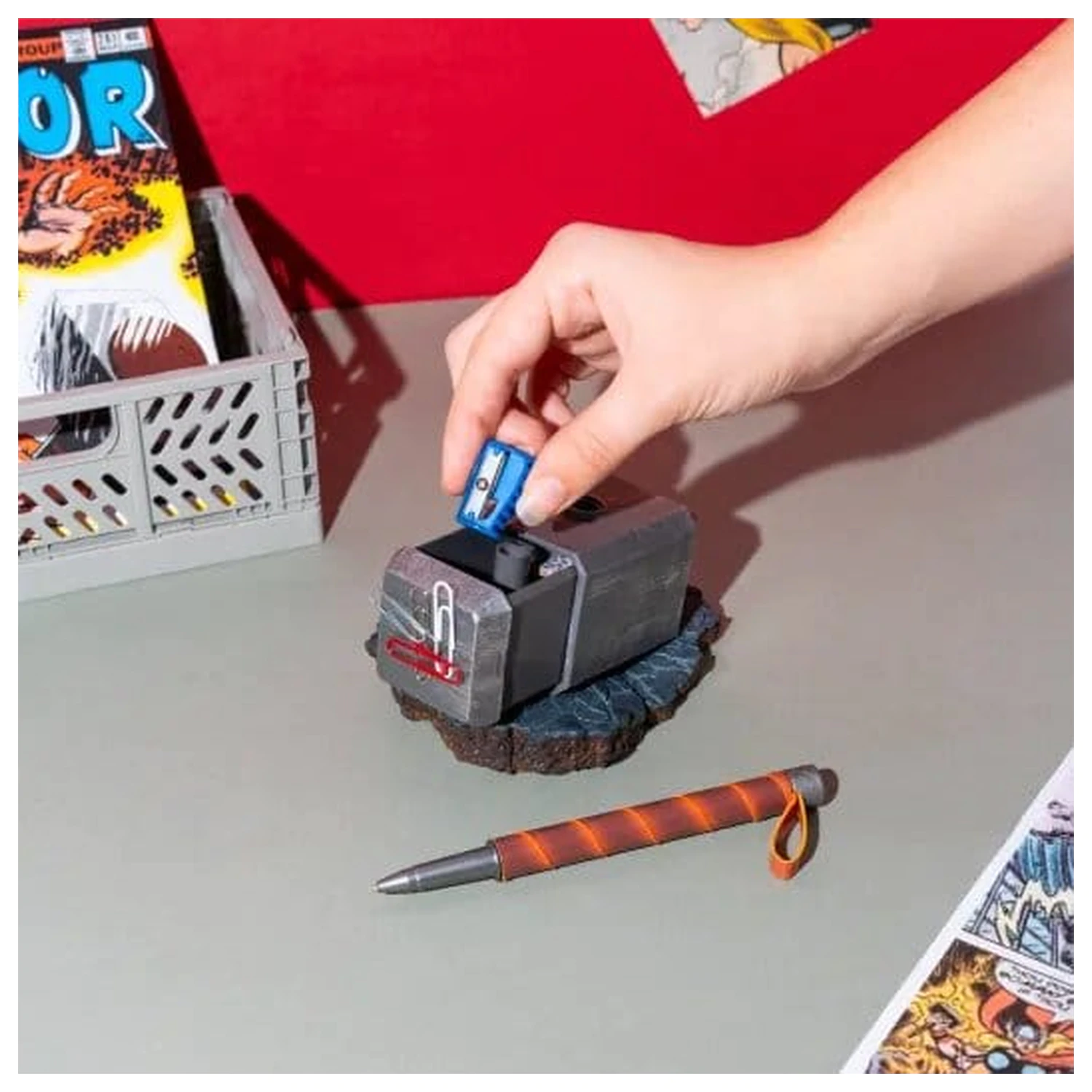 Marvel Thor pero a stojan Hammer produktová fotografia