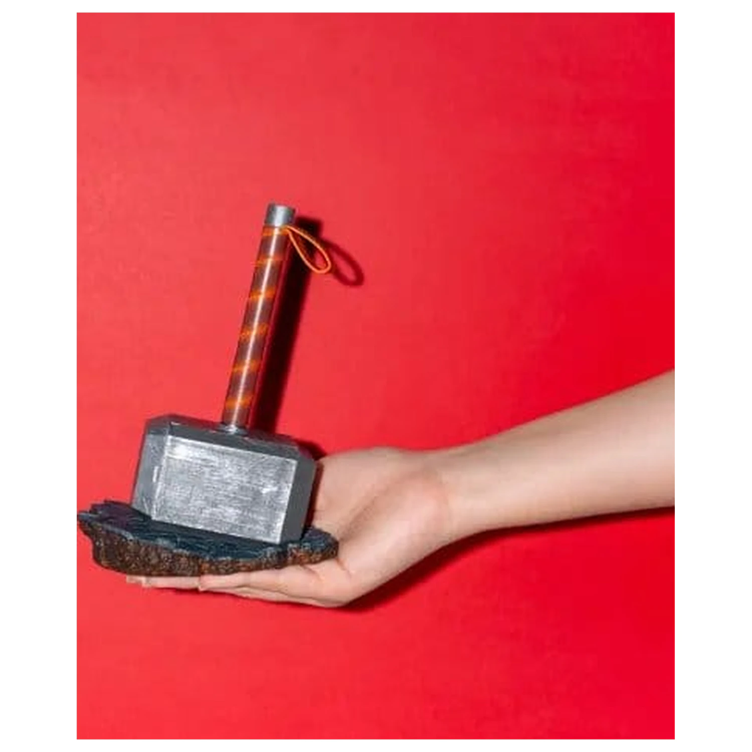 Marvel Thor pero a stojan Hammer produktová fotografia