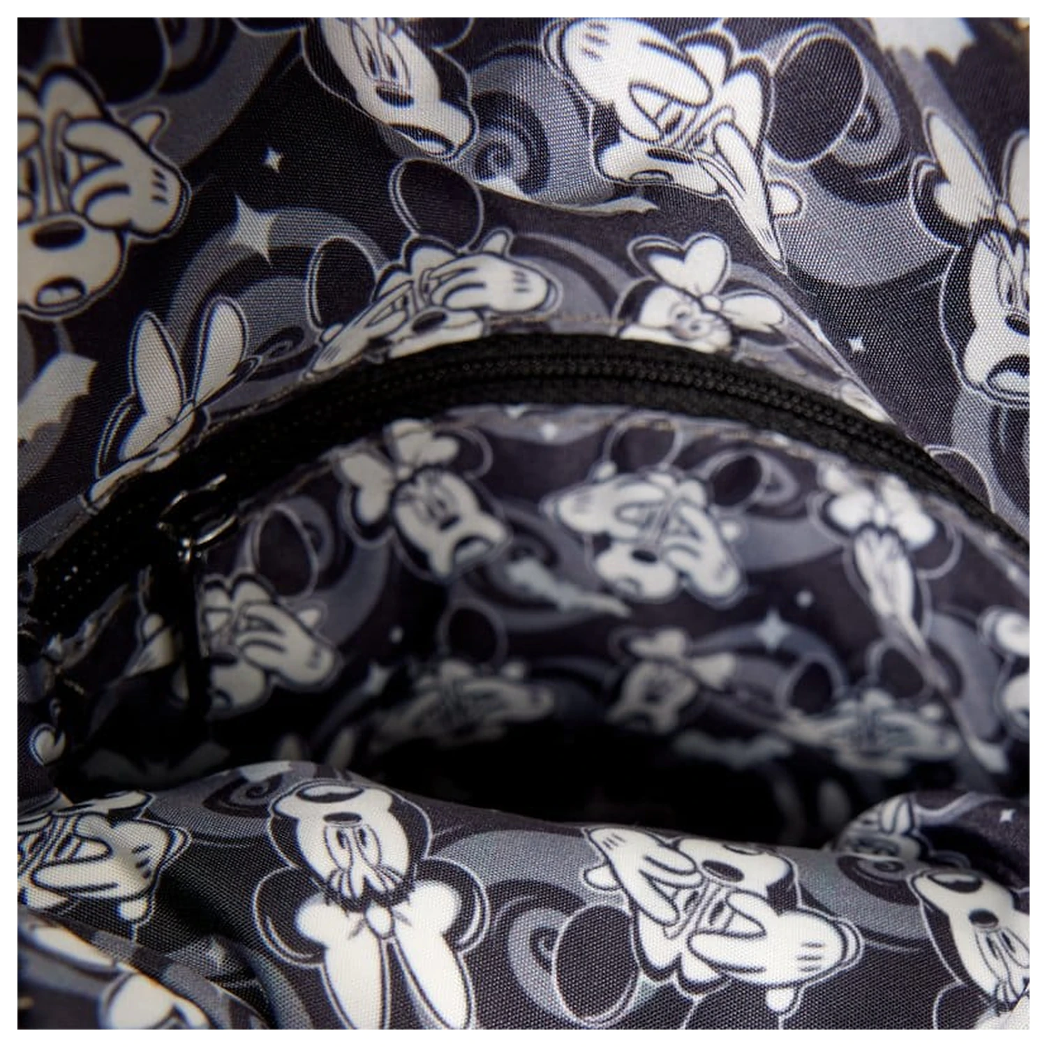 Mickey & Minnie by Loungefly Crossbody taška Duch svetielkujúca Figúrálna produktová fotografia