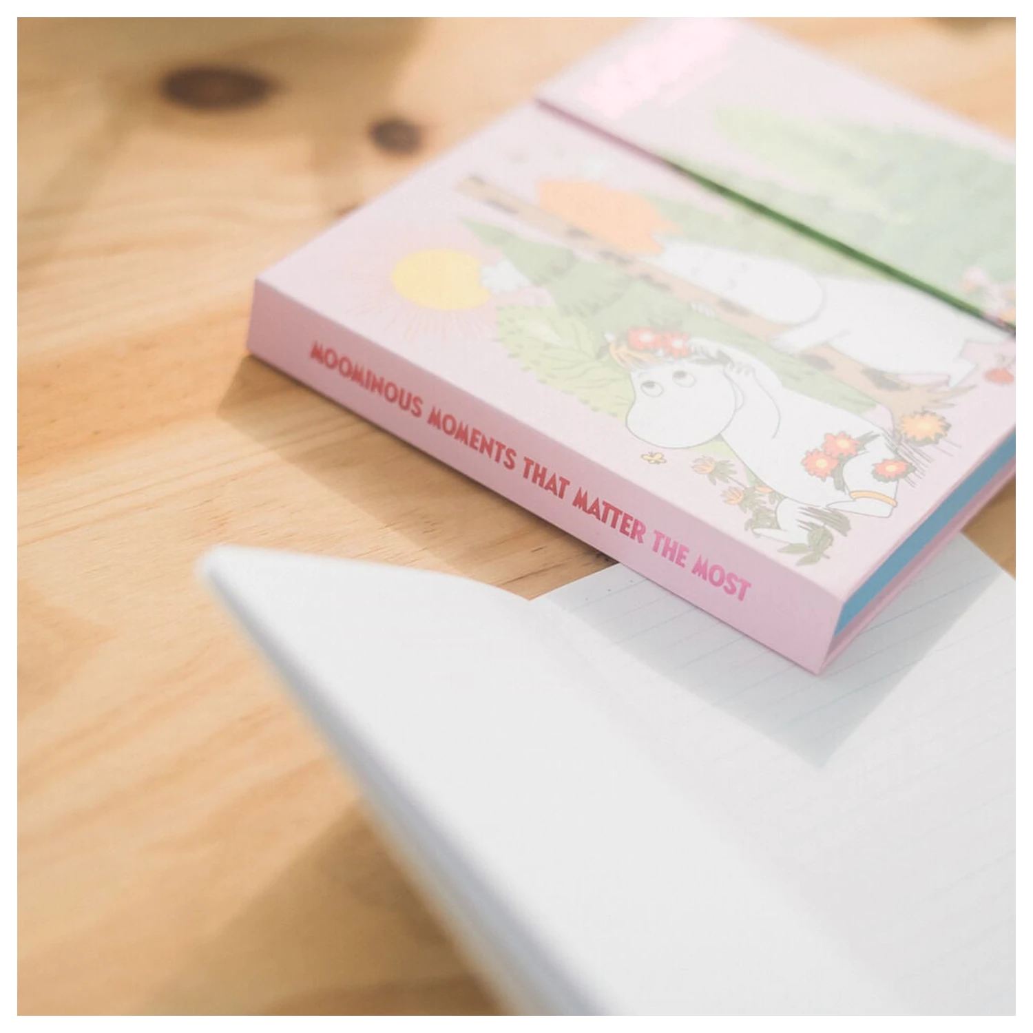 Moomin týždenný plánovač s lepiacimi poznámkami produktová fotografia