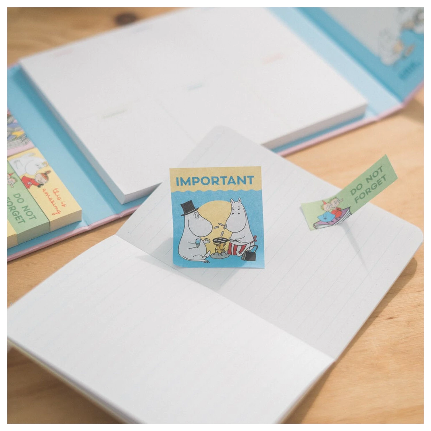 Moomin týždenný plánovač s lepiacimi poznámkami produktová fotografia